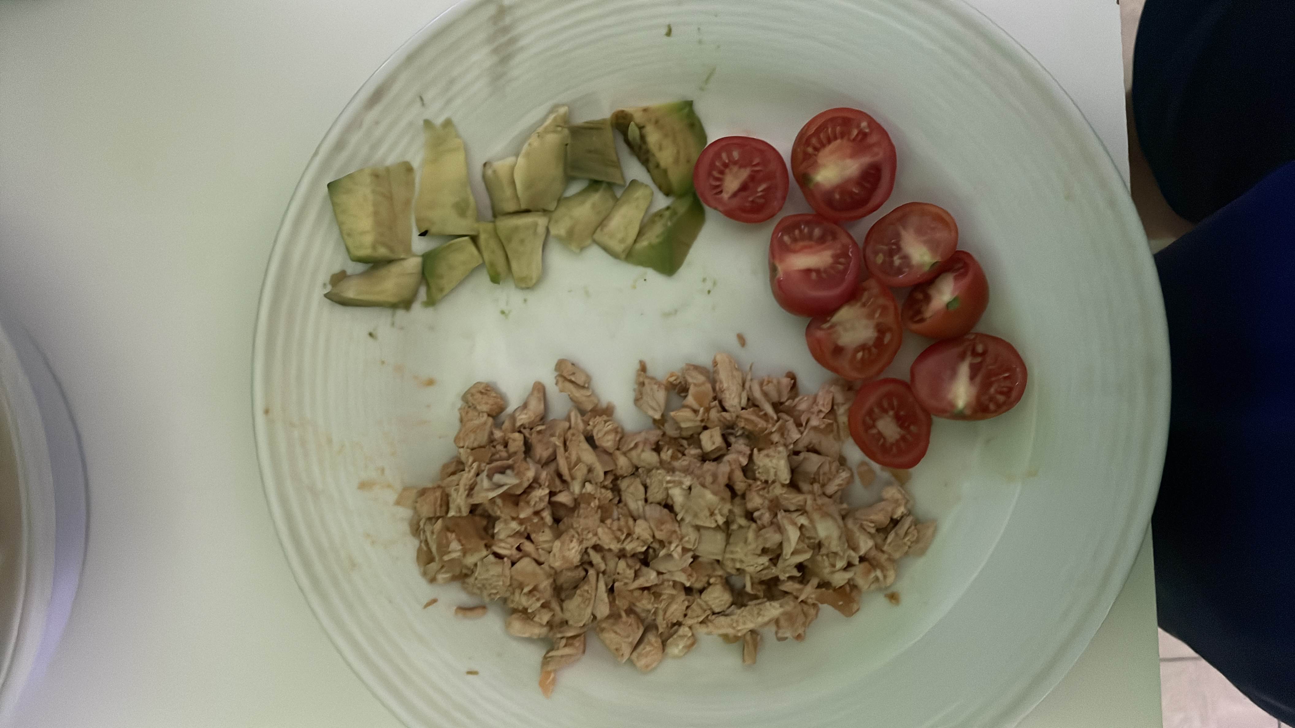 Pollo con aguacate y tomate
