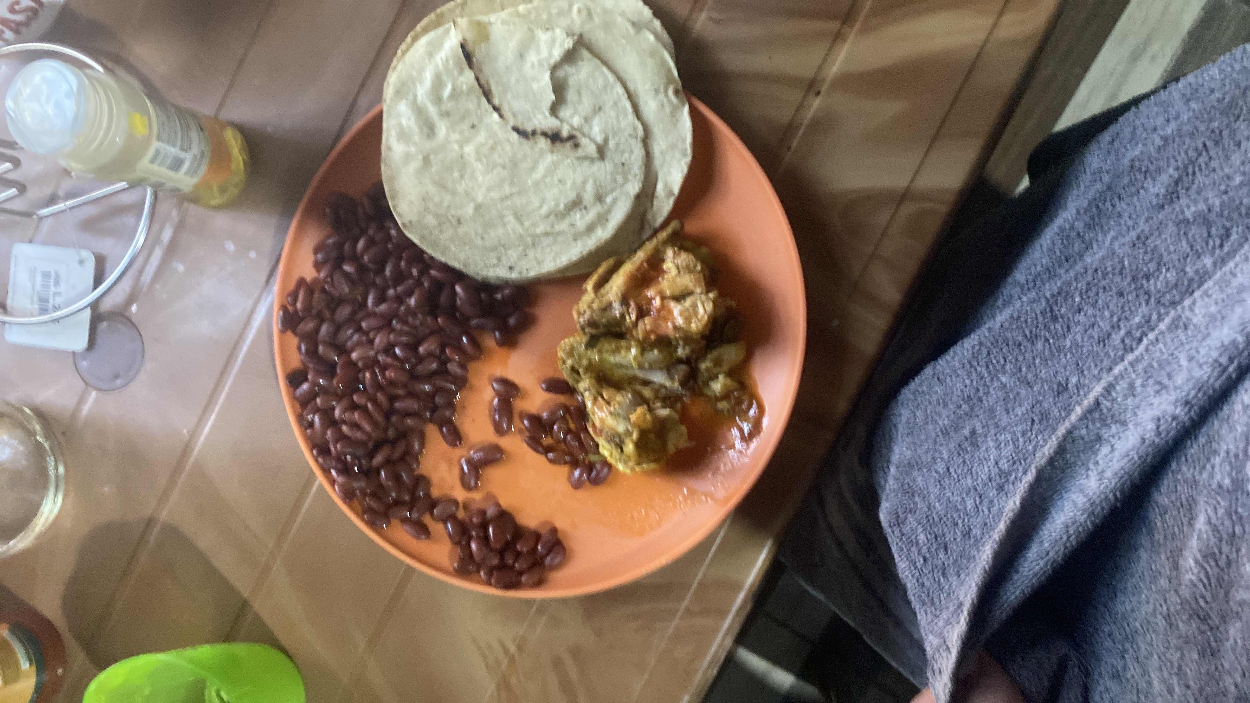 Pollo con frijoles y tortillas