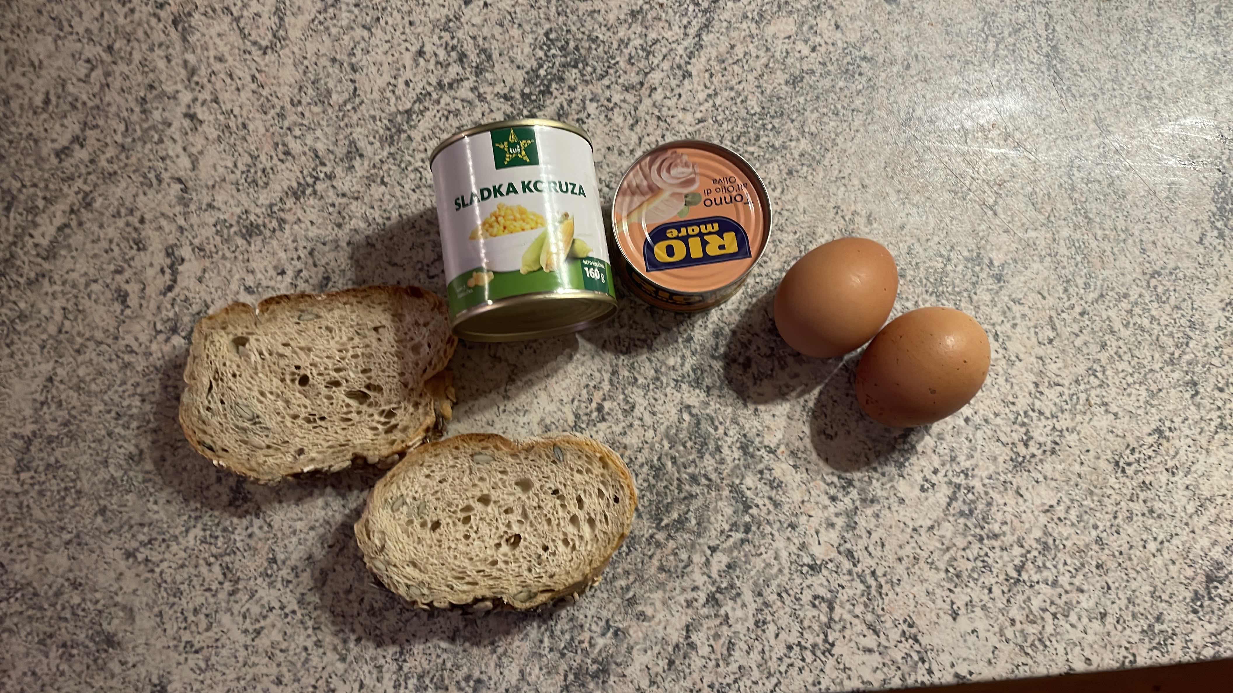 Tunina solata s kruhom