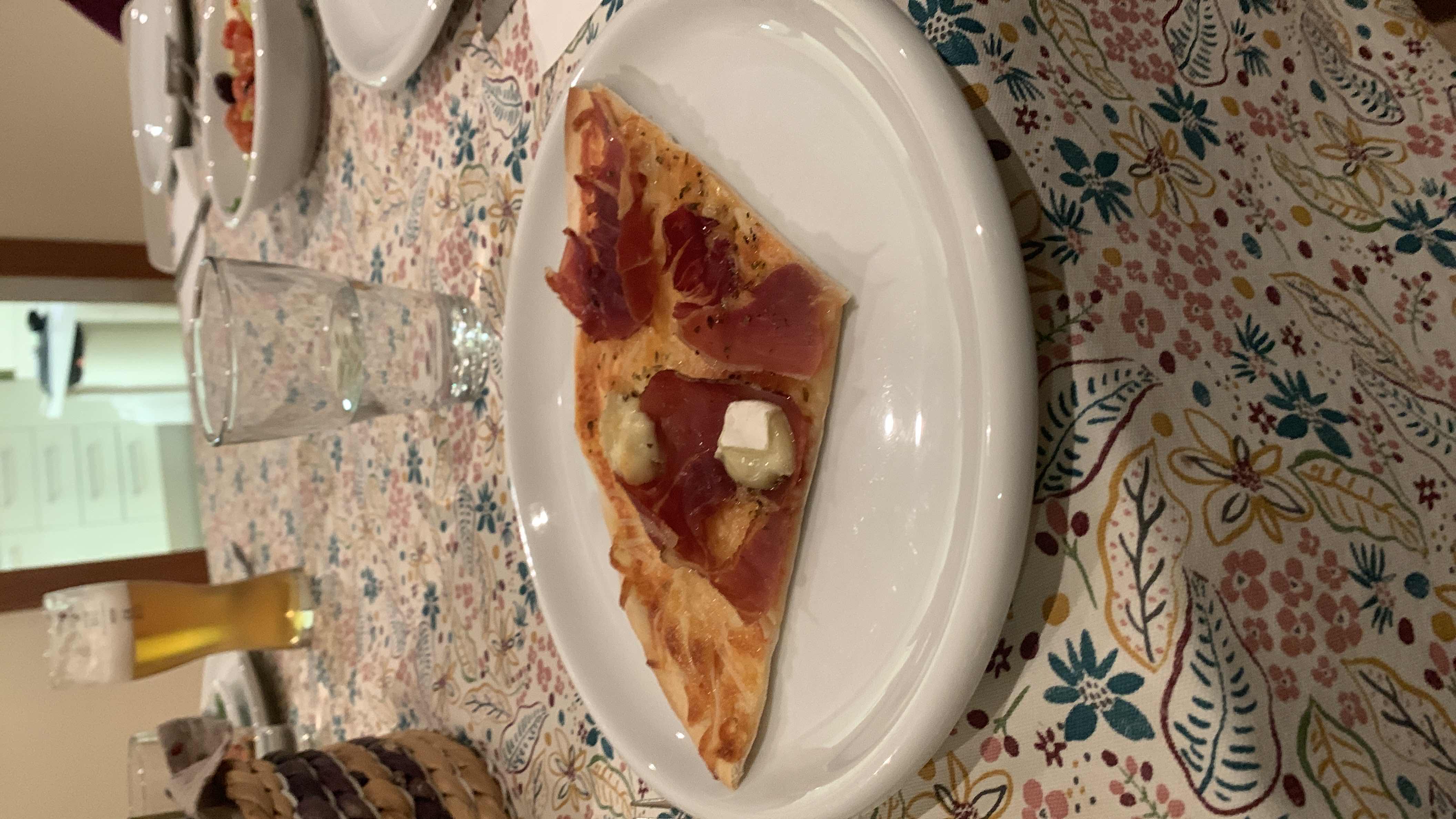 Pizza de pernil i formatge