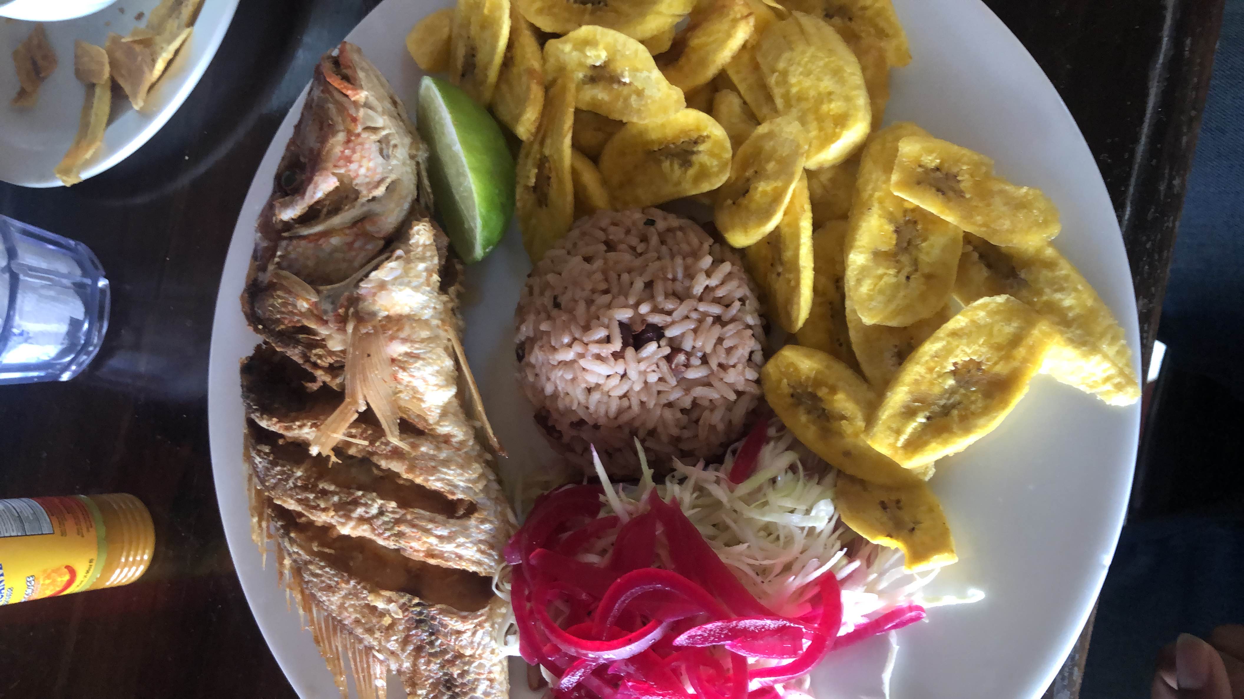 Pescado frito con acompañantes