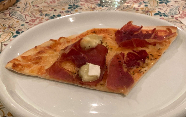 Pizza de pernil i formatge