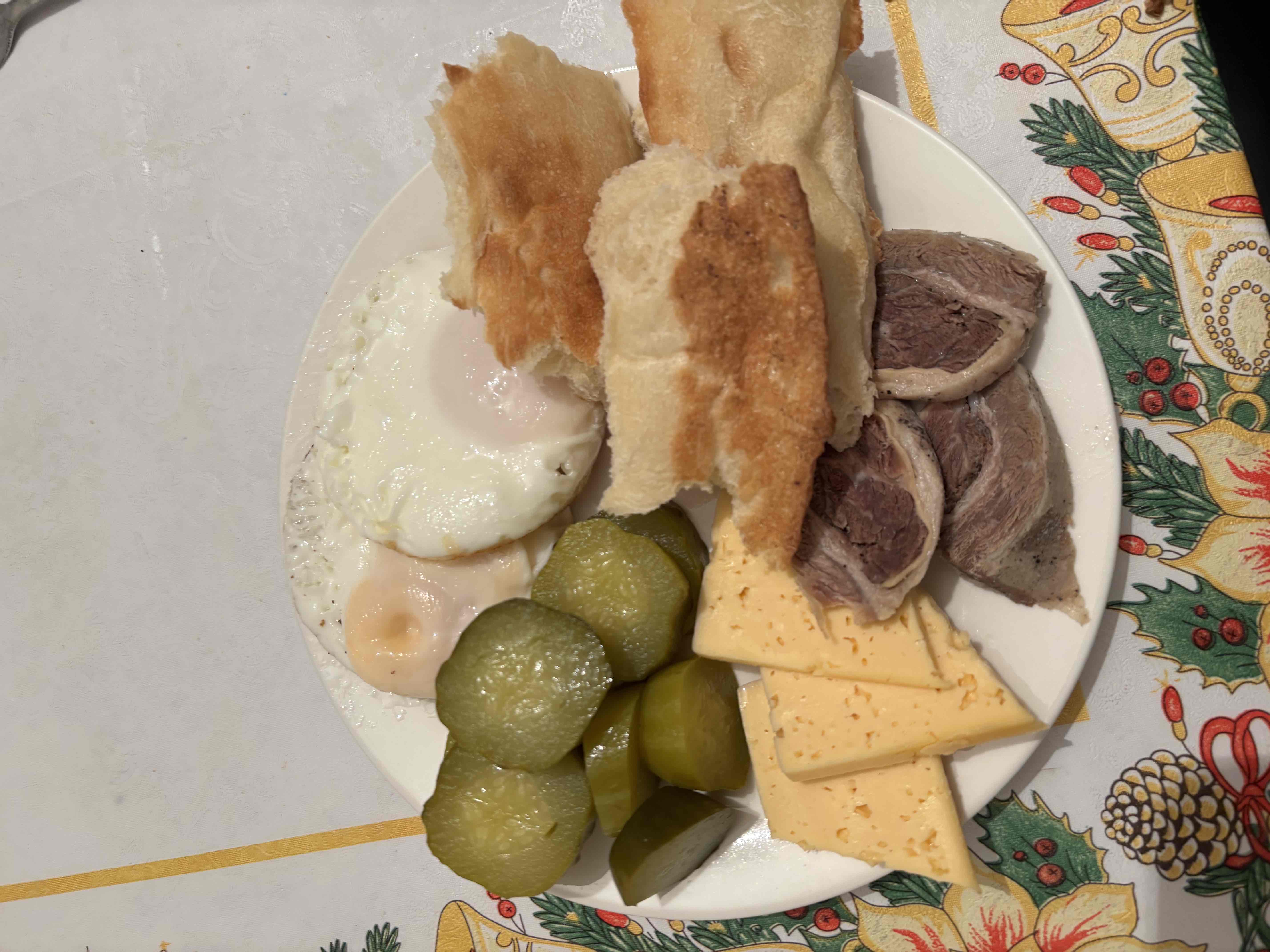 Завтрак с яйцами и мясом