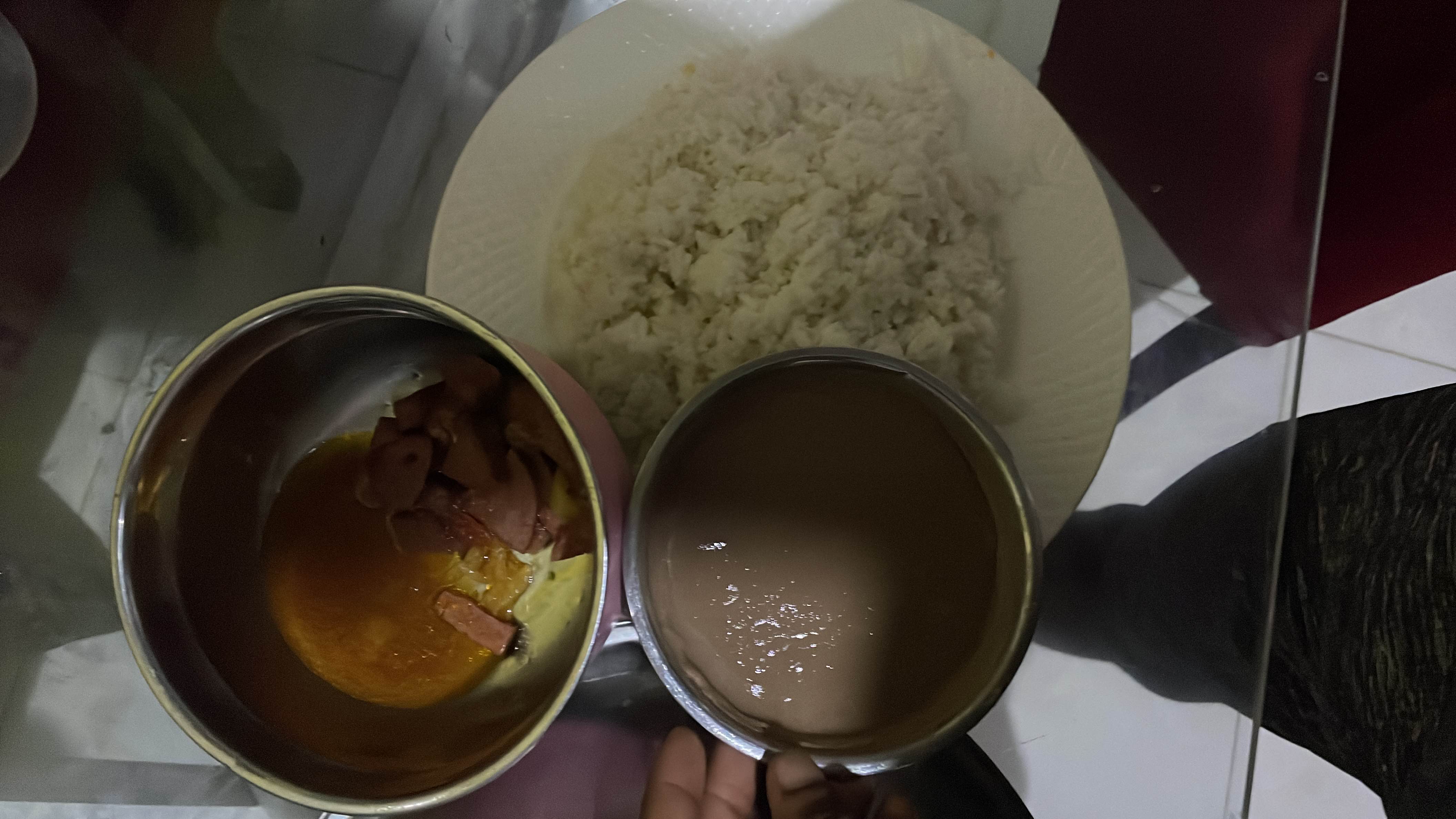 Arroz con huevo y frijoles