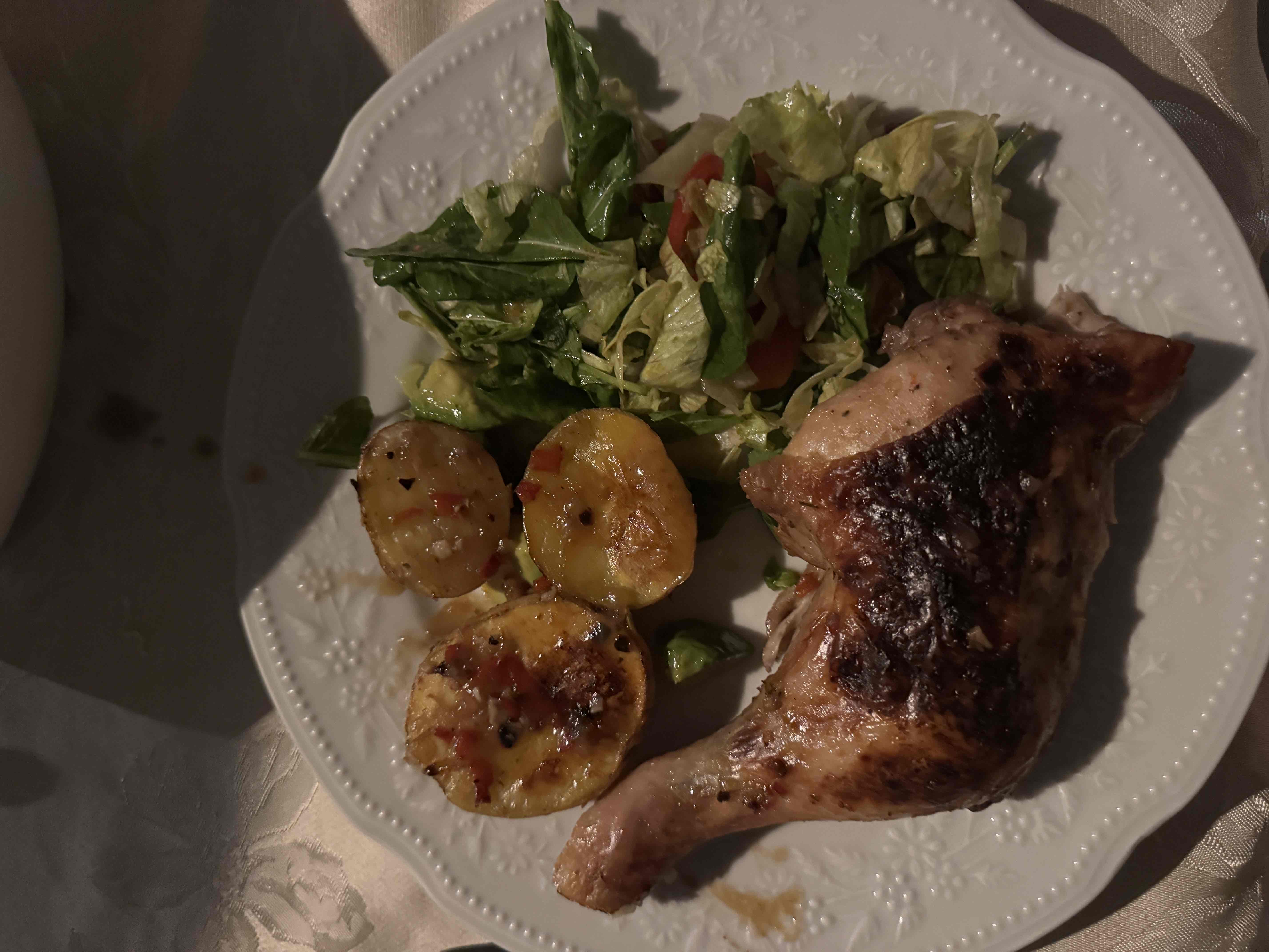 Pollo asado con ensalada