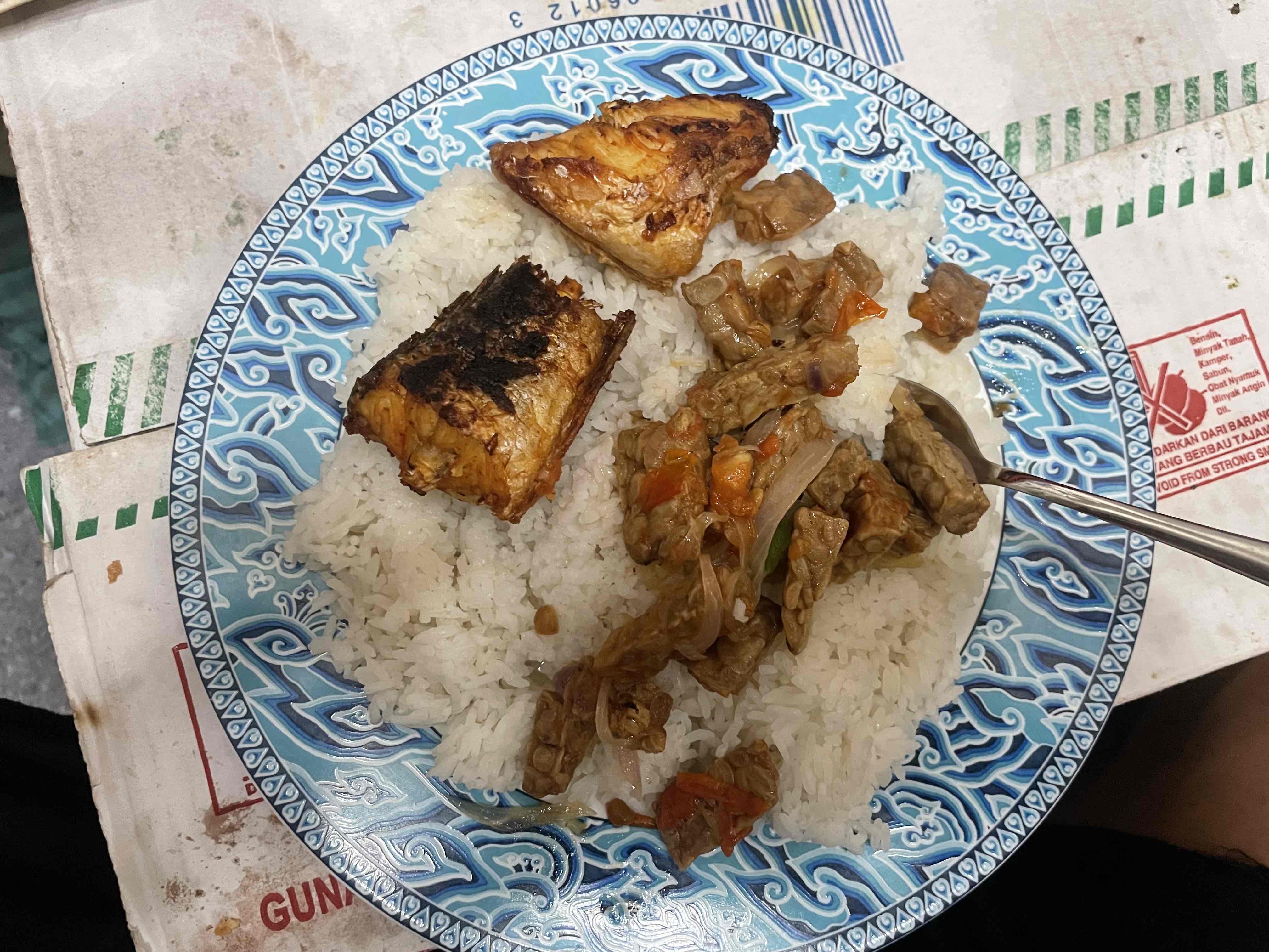 Nasi dengan tempe dan ikan