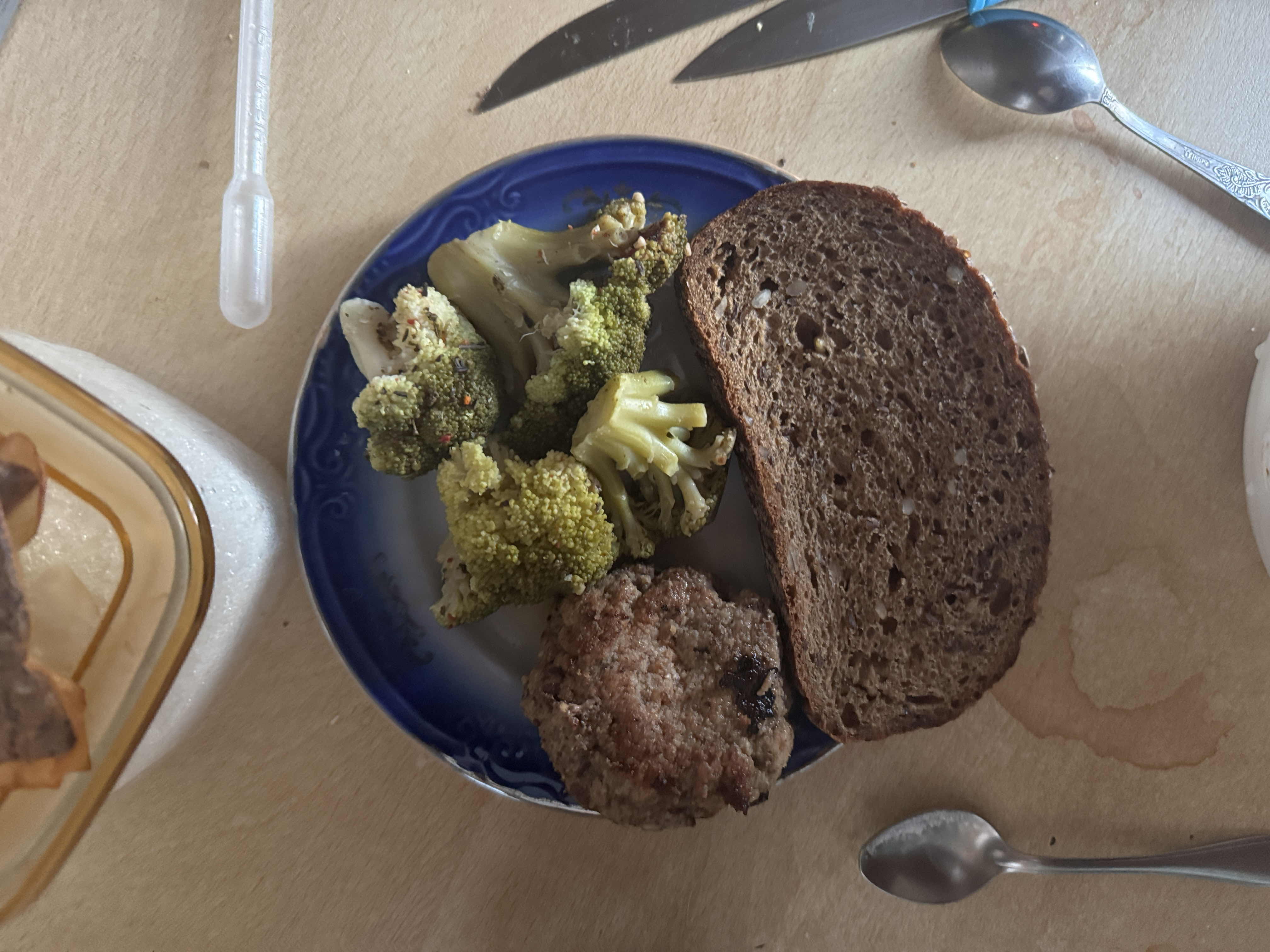 Котлета с брокколи и хлебом