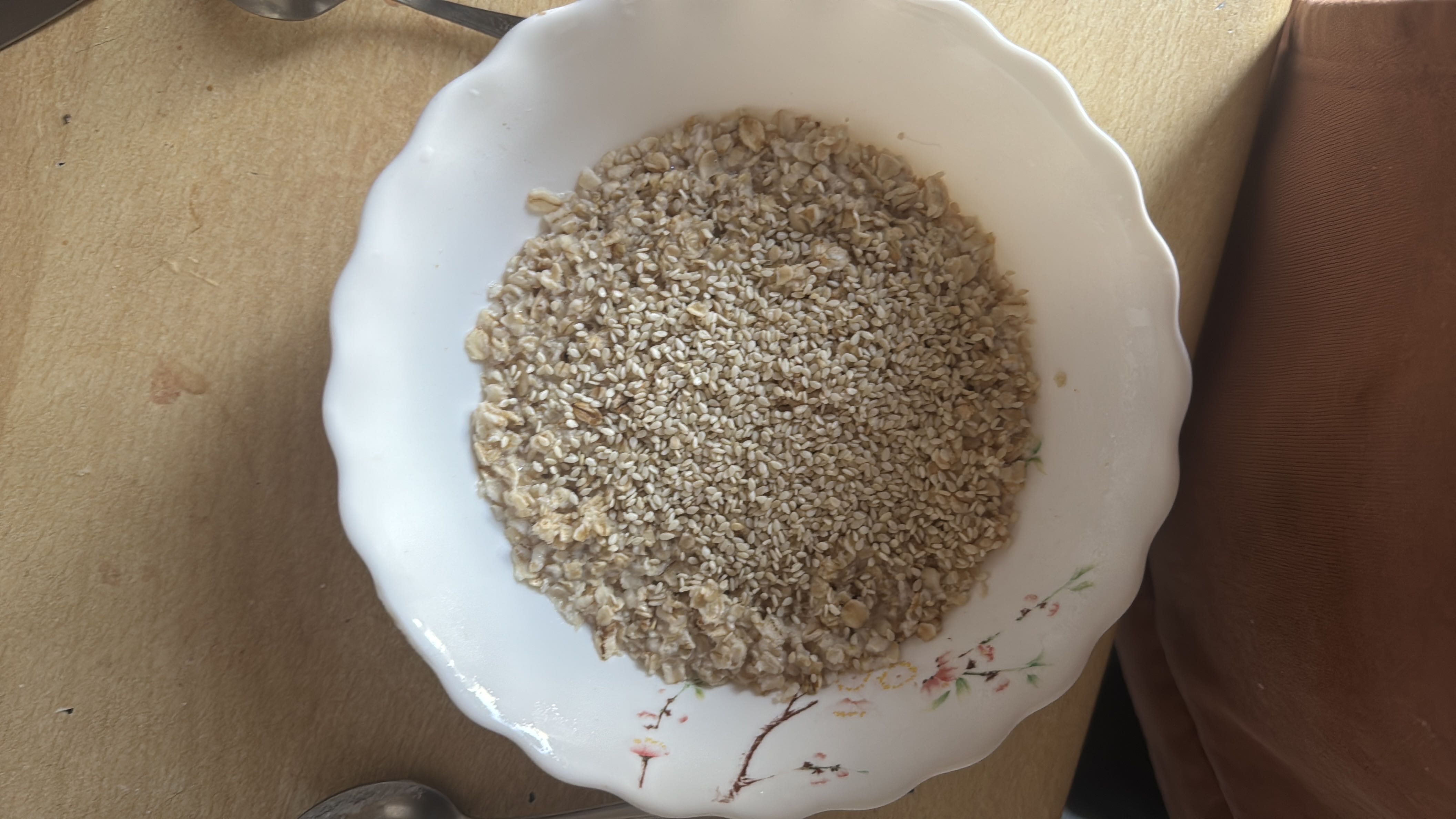 Овсяная каша с кунжутом