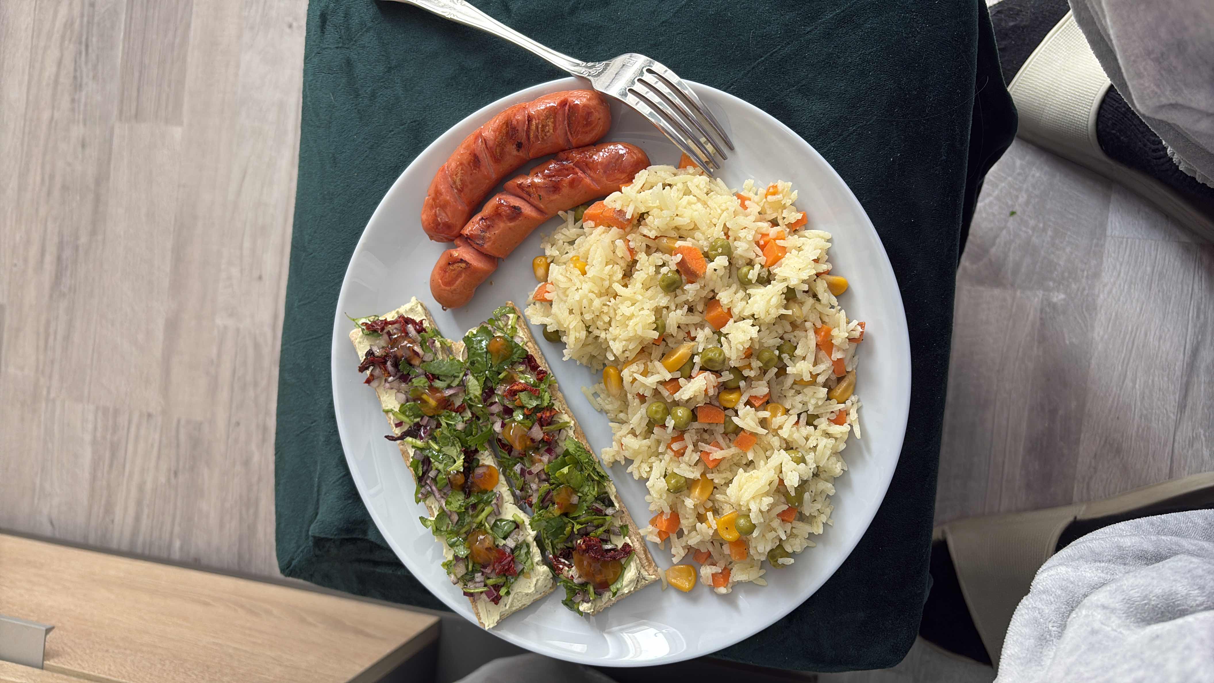 Рис с овощами и сосисками