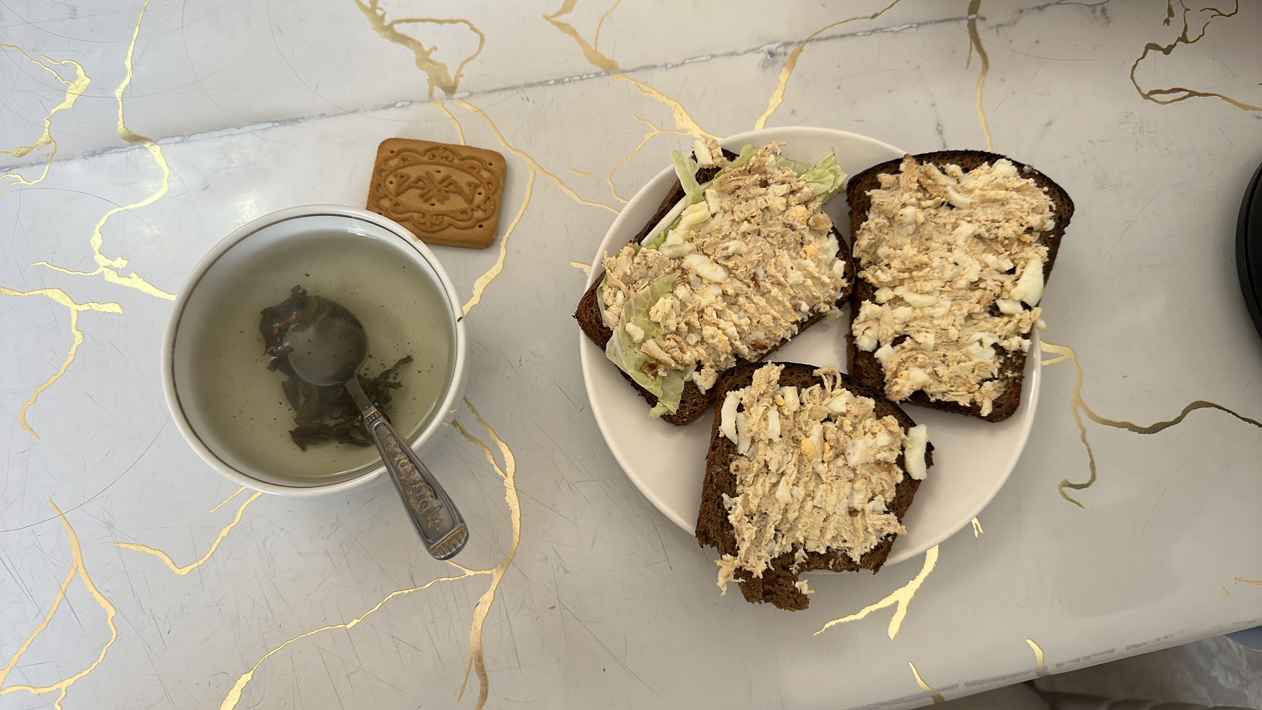 Тосты с тунцом и чаем