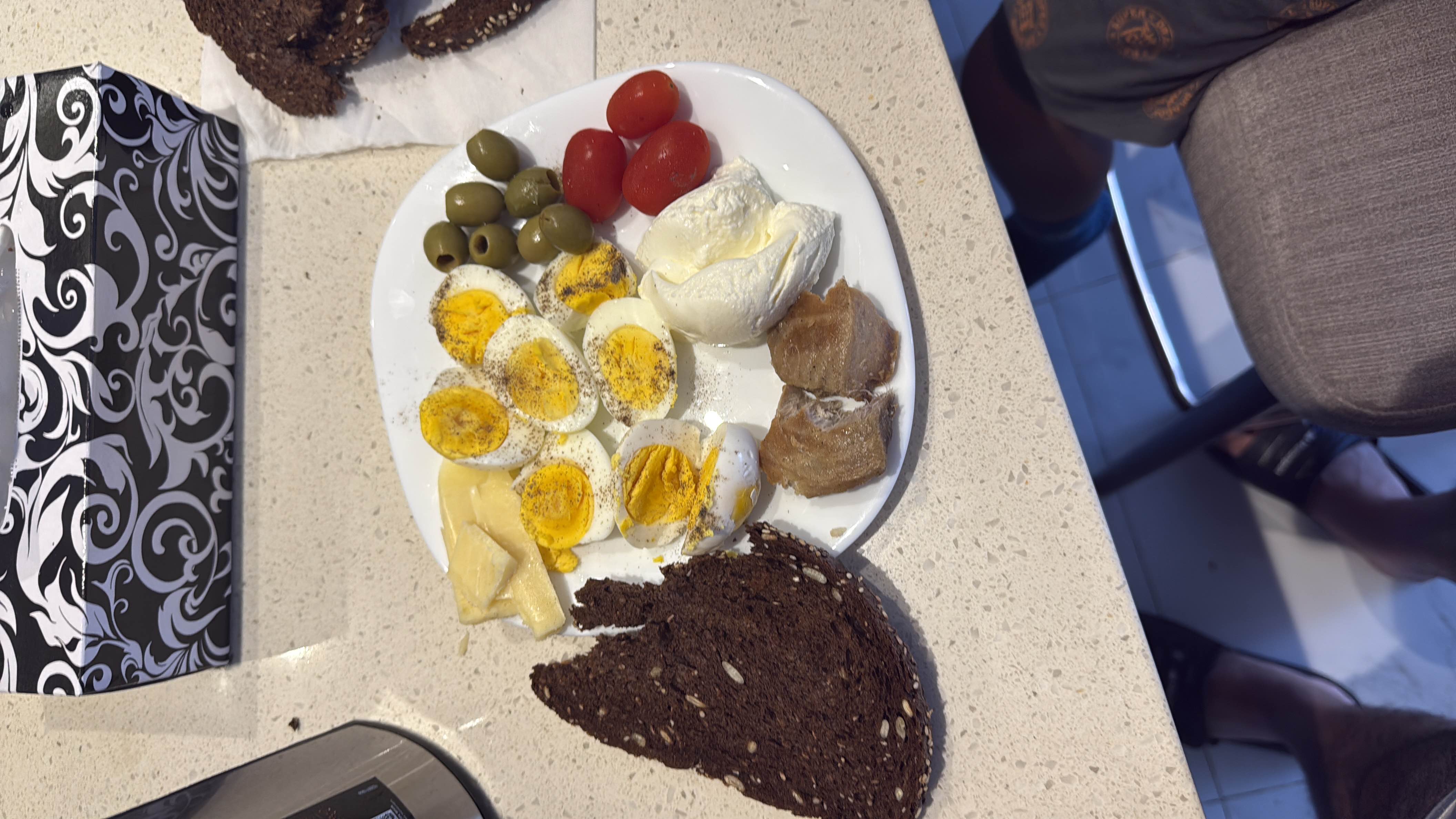 Завтрак с яйцами и сыром