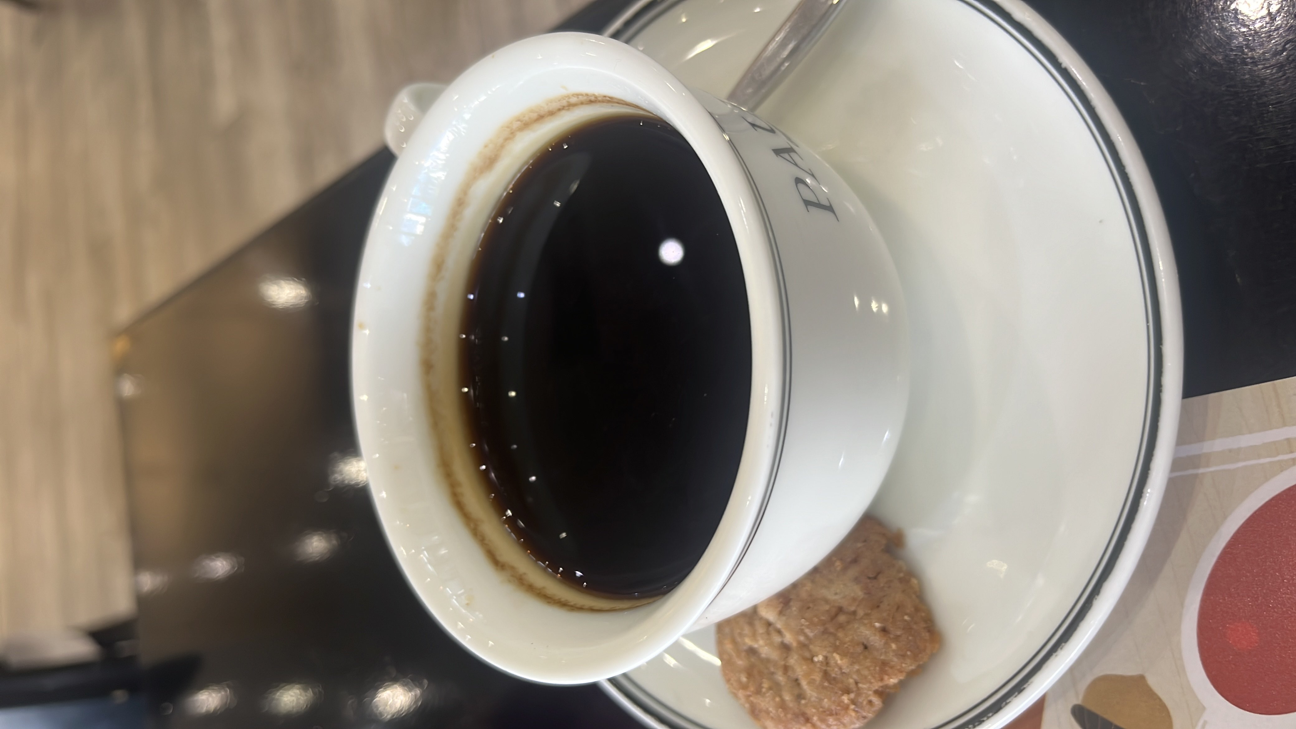 Чёрный кофе с печеньем