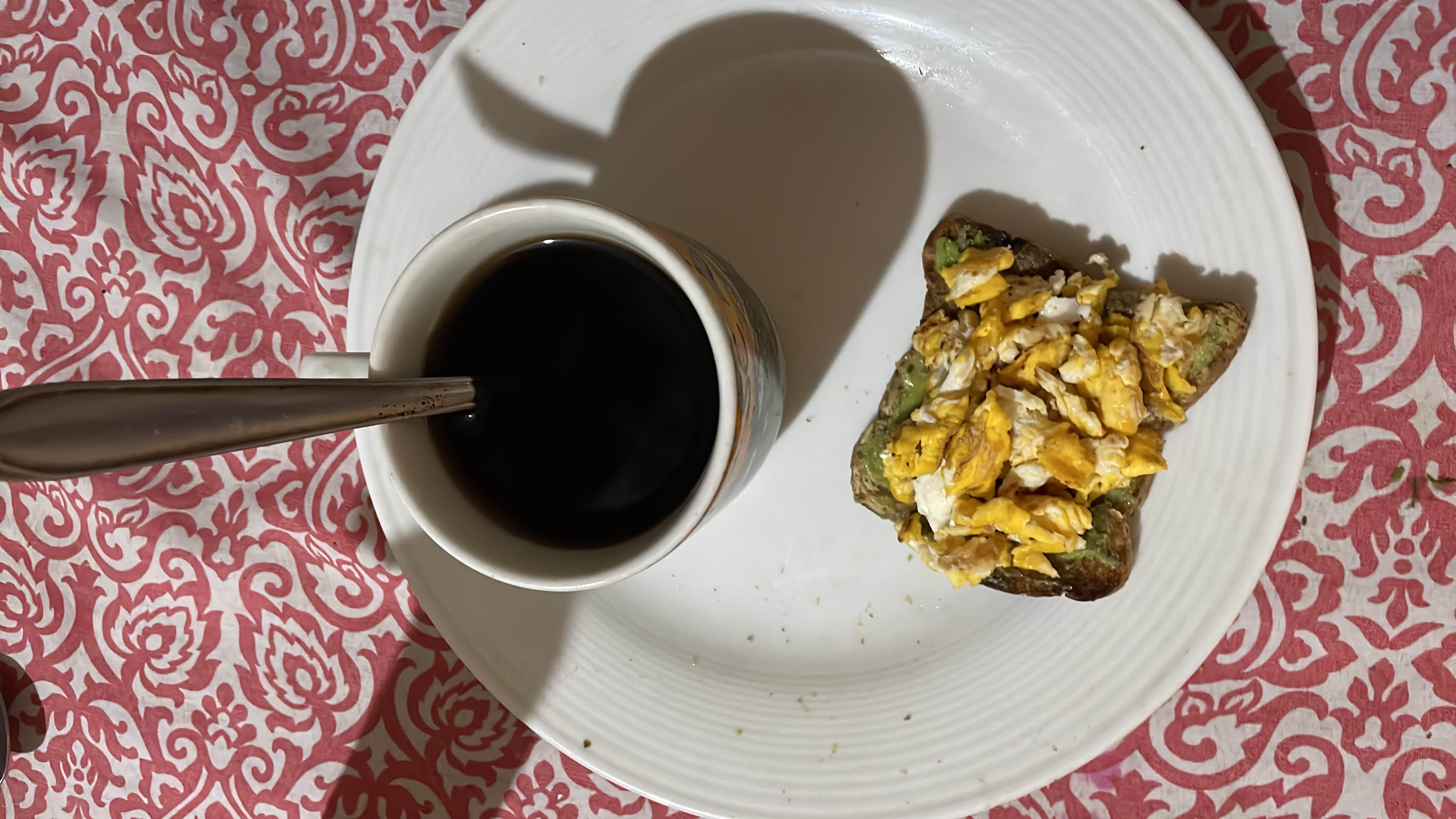 Tostada con huevo y café