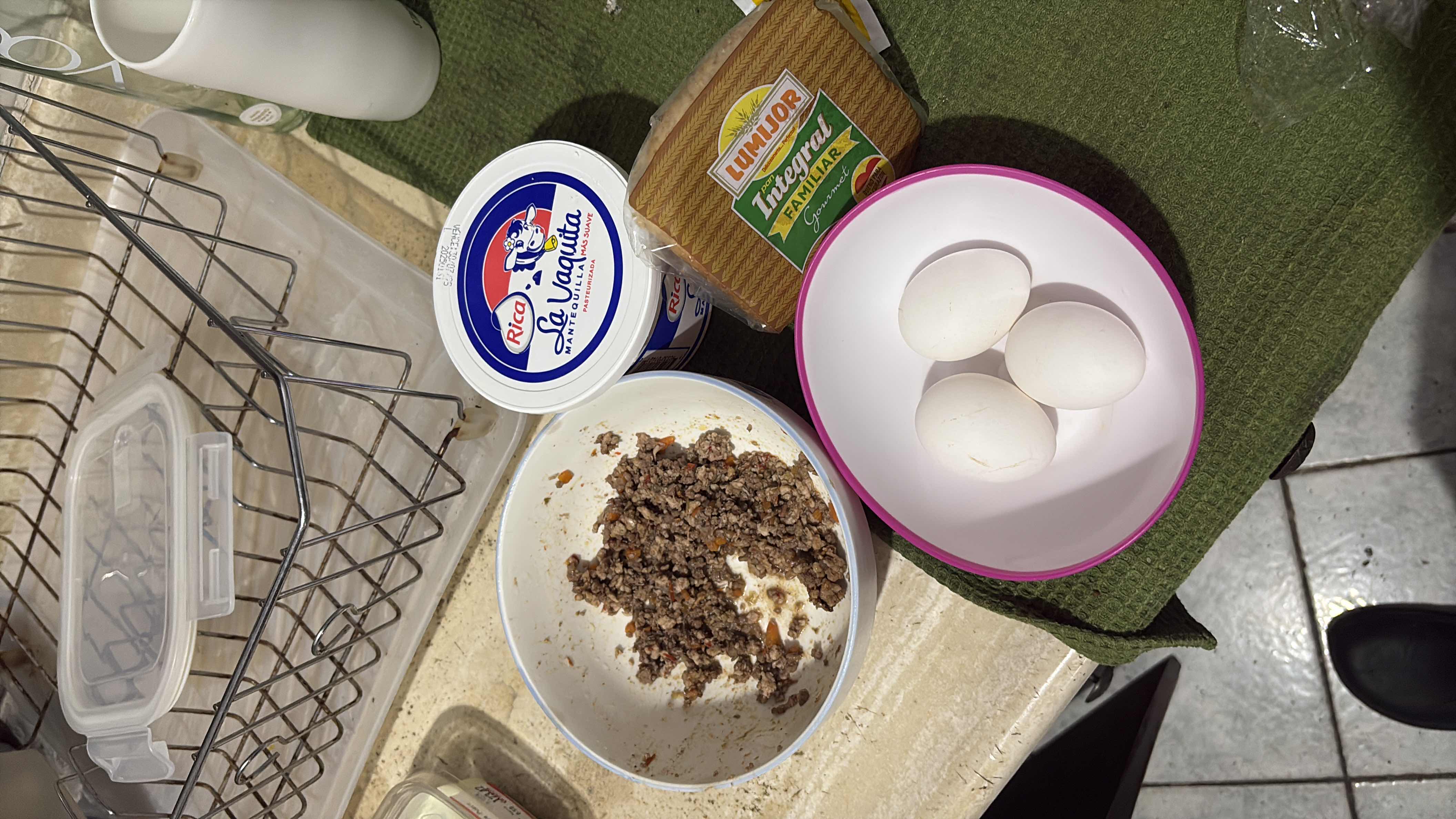 Huevos con carne y pan