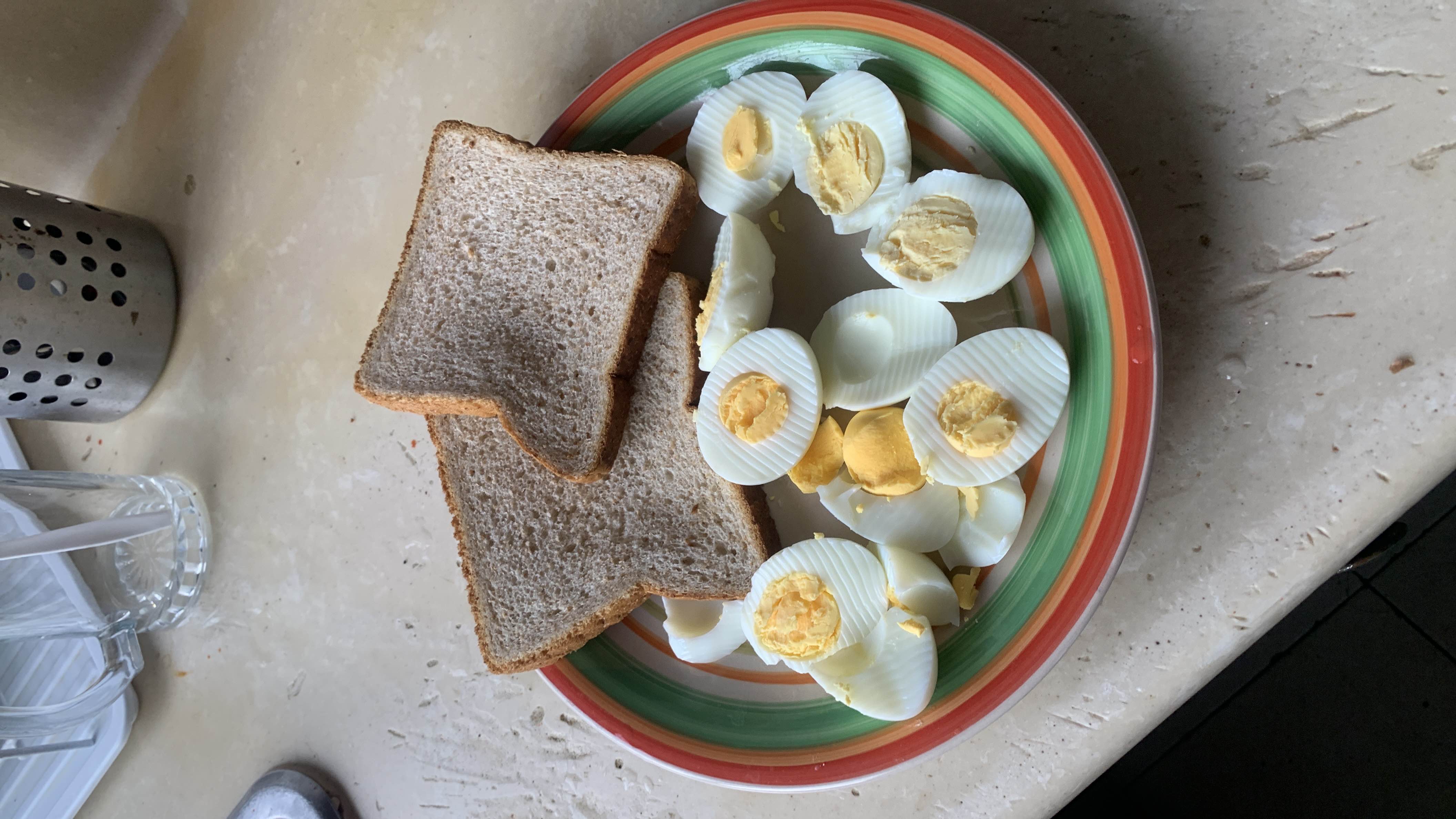 Huevos cocidos con pan