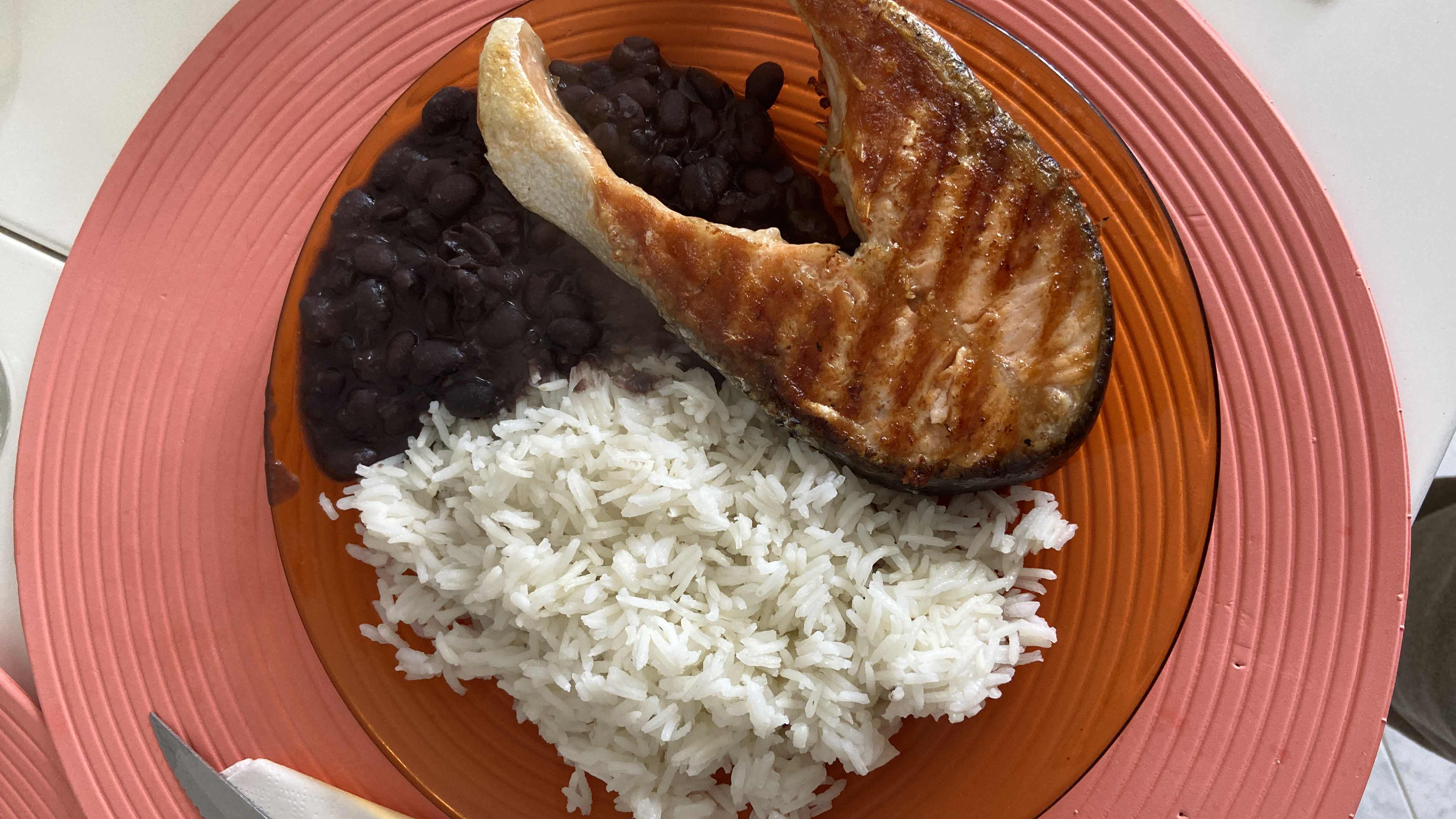 Salmão grelhado com arroz