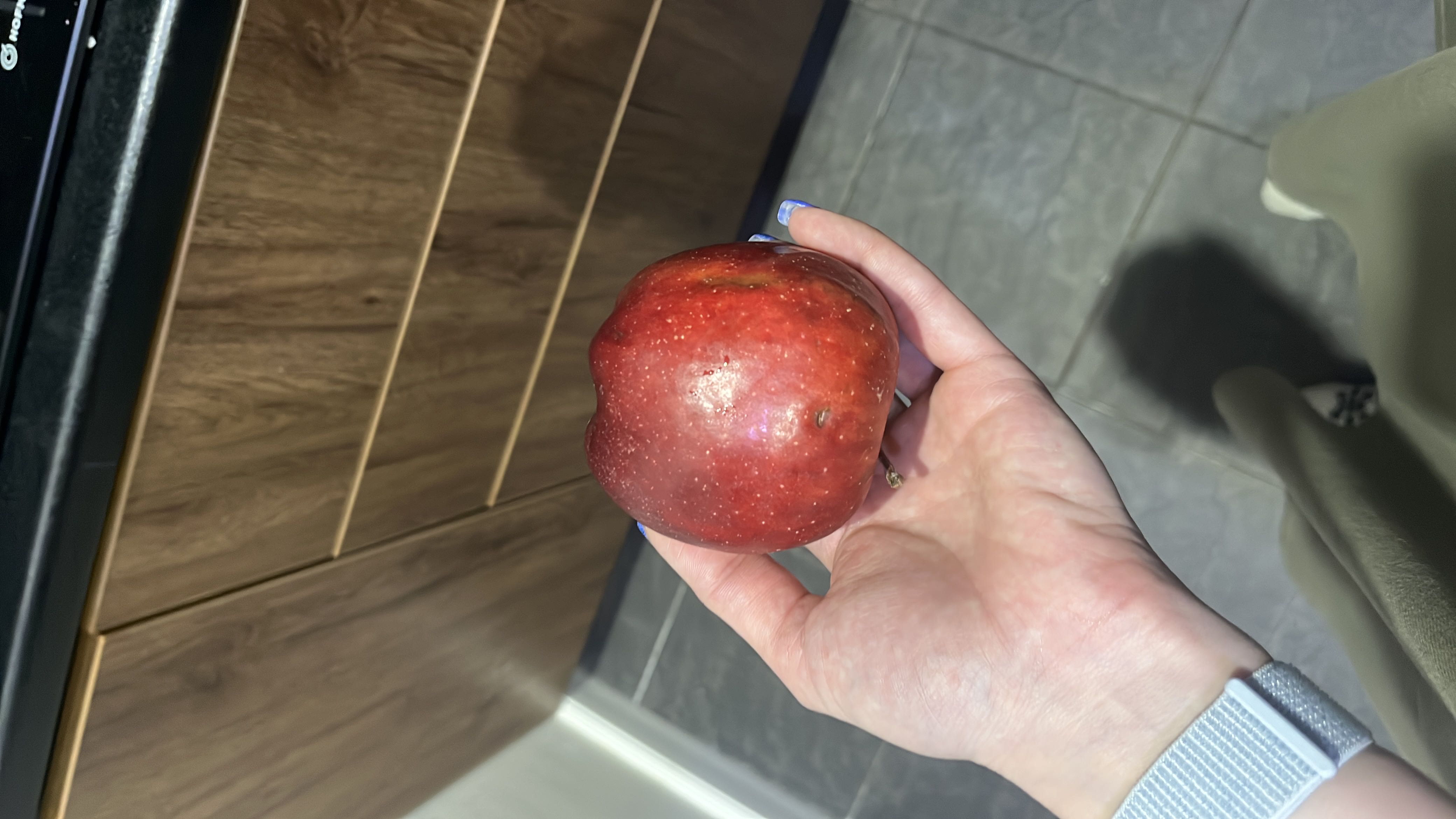 Красное яблоко