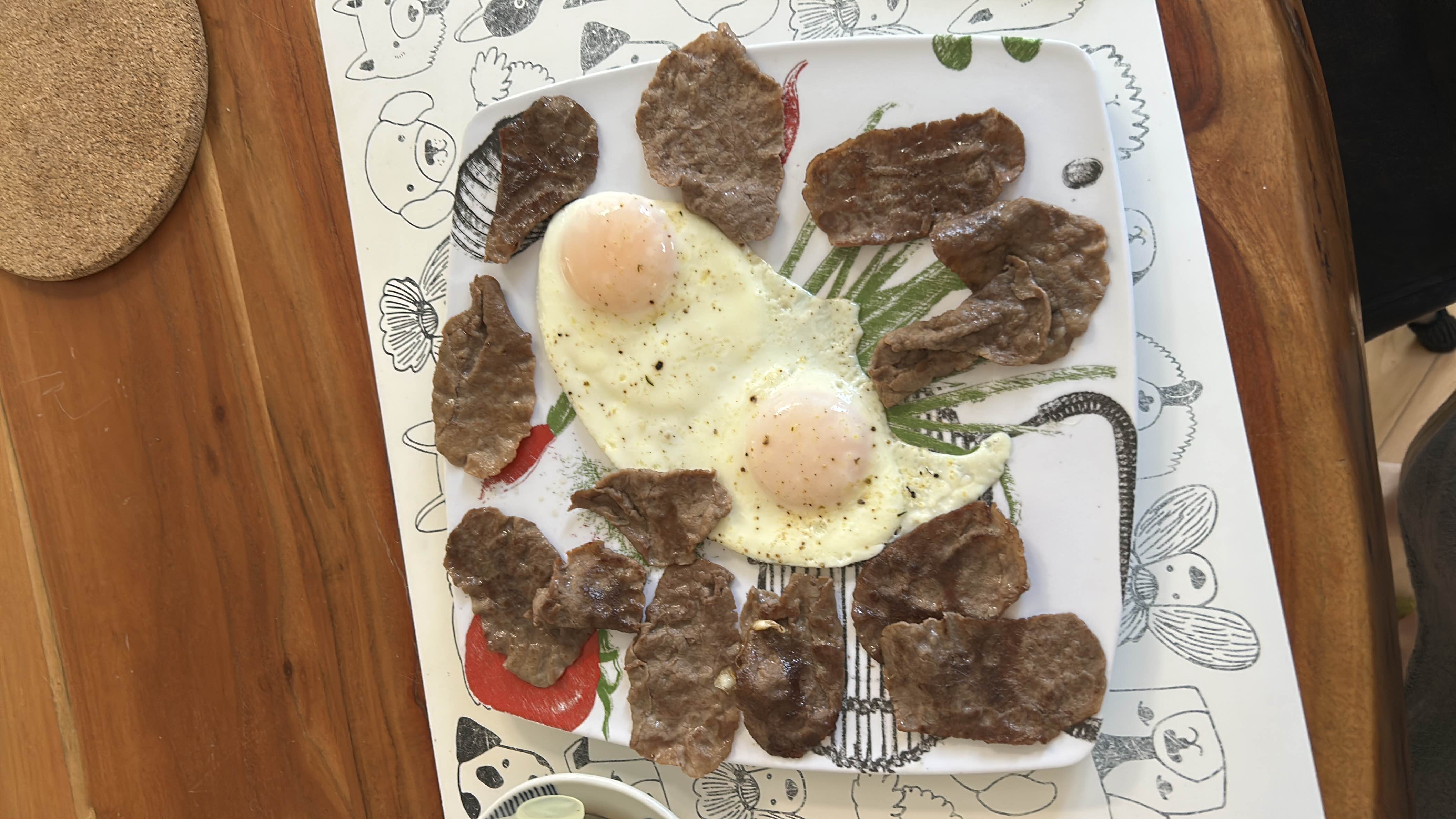 Œufs et viande grillée