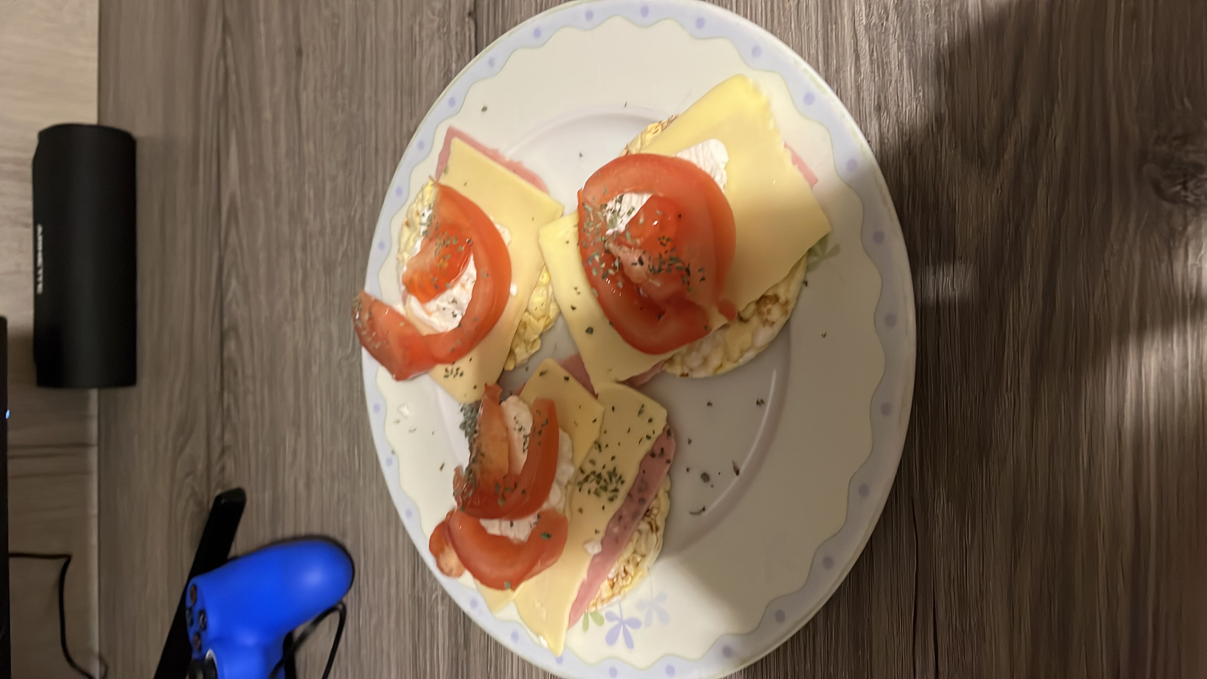 Κρακεράκια με τυρί και ντομάτα