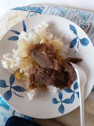 Arroz con carne y yuca