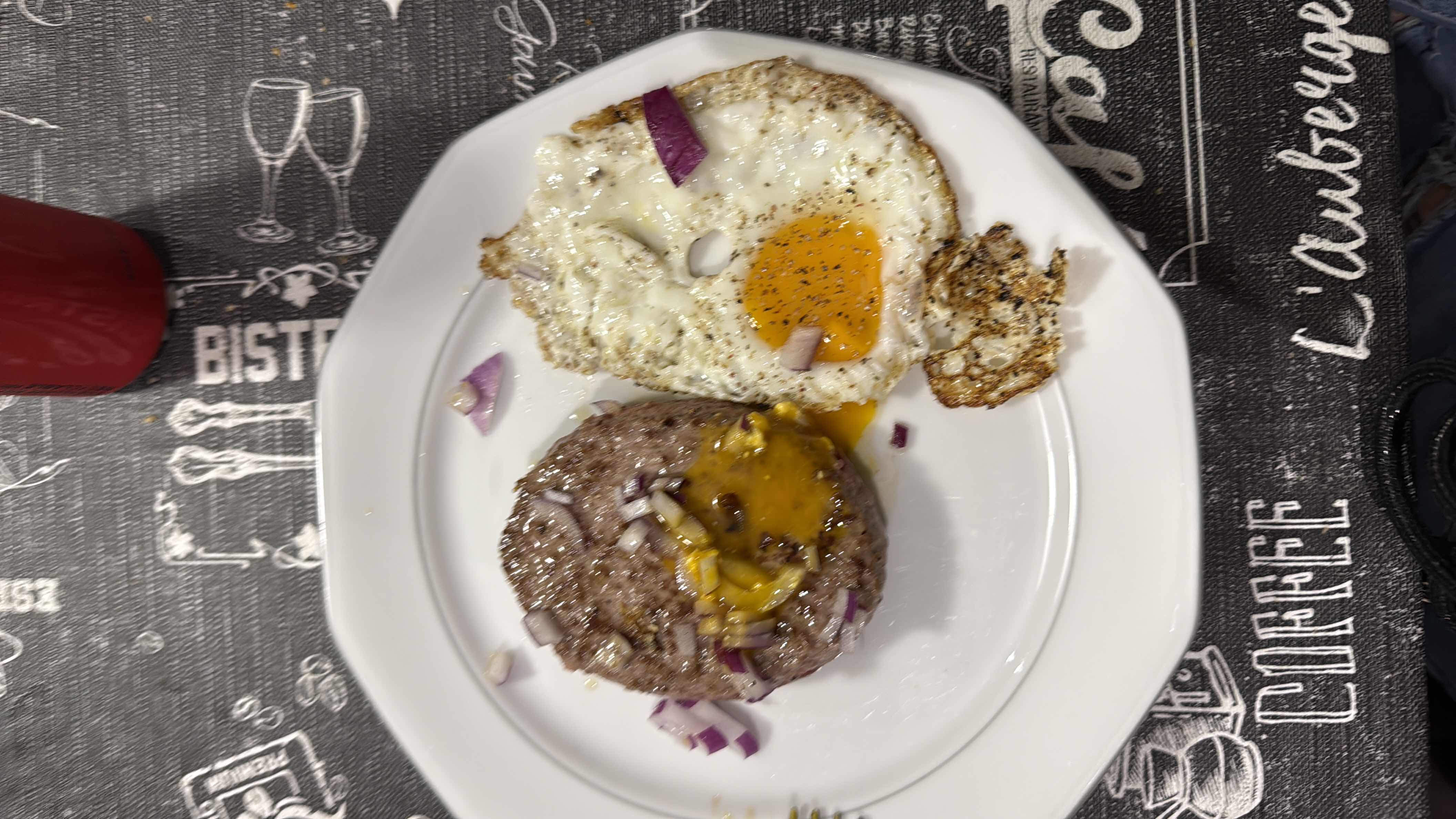 Steak haché avec œuf