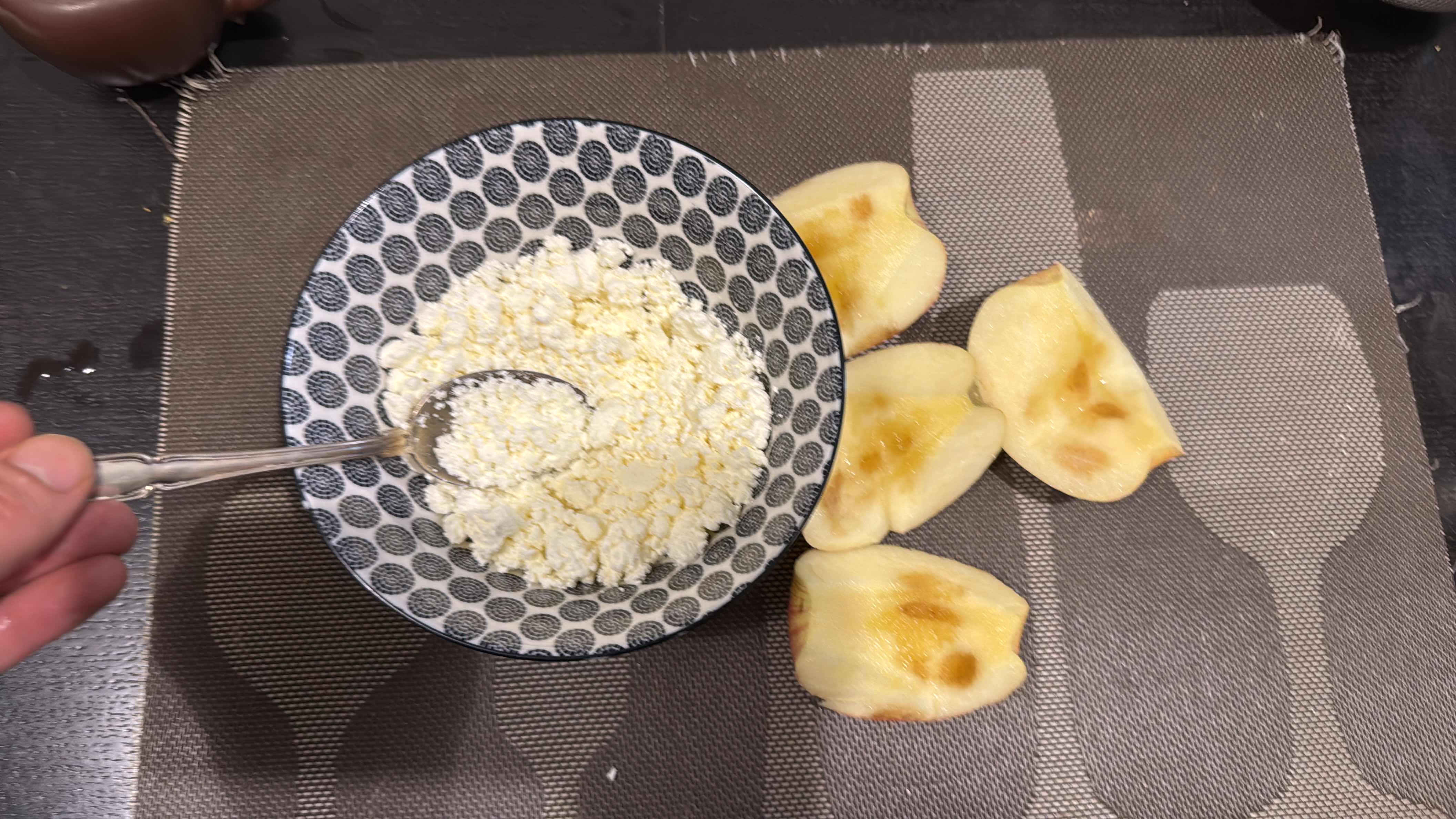 Творог с яблоками