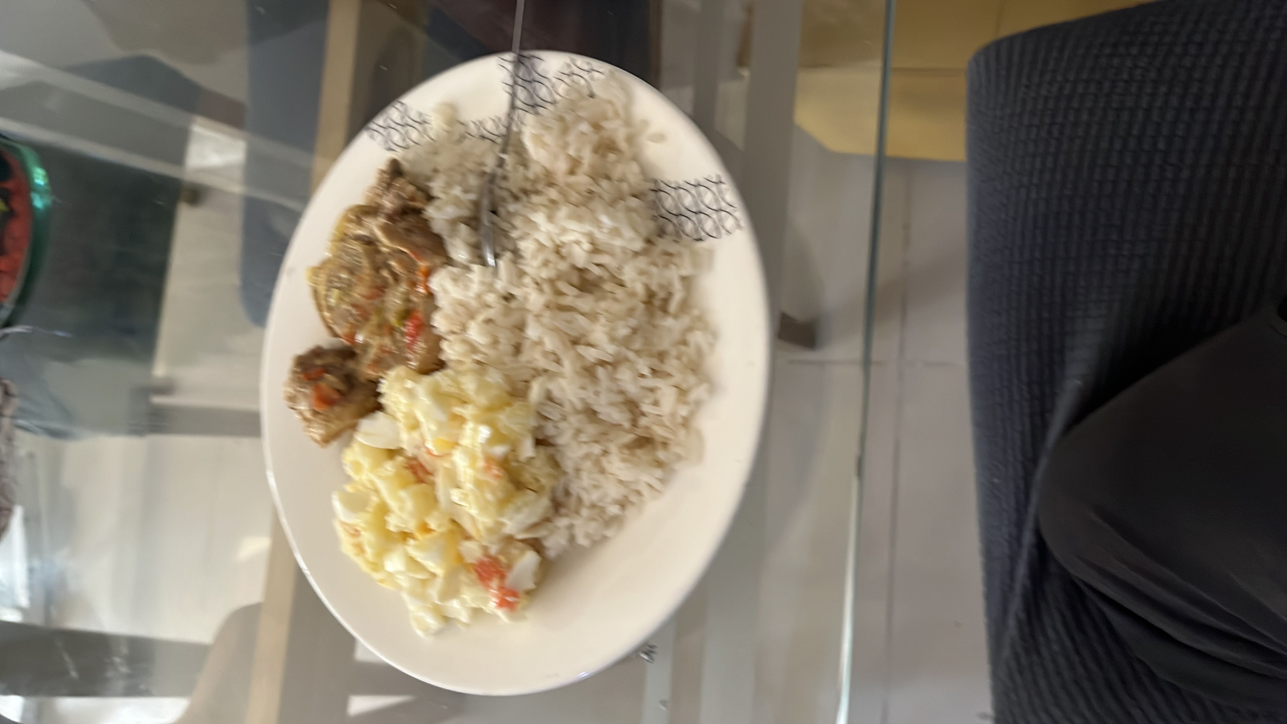 Arroz con carne y ensalada