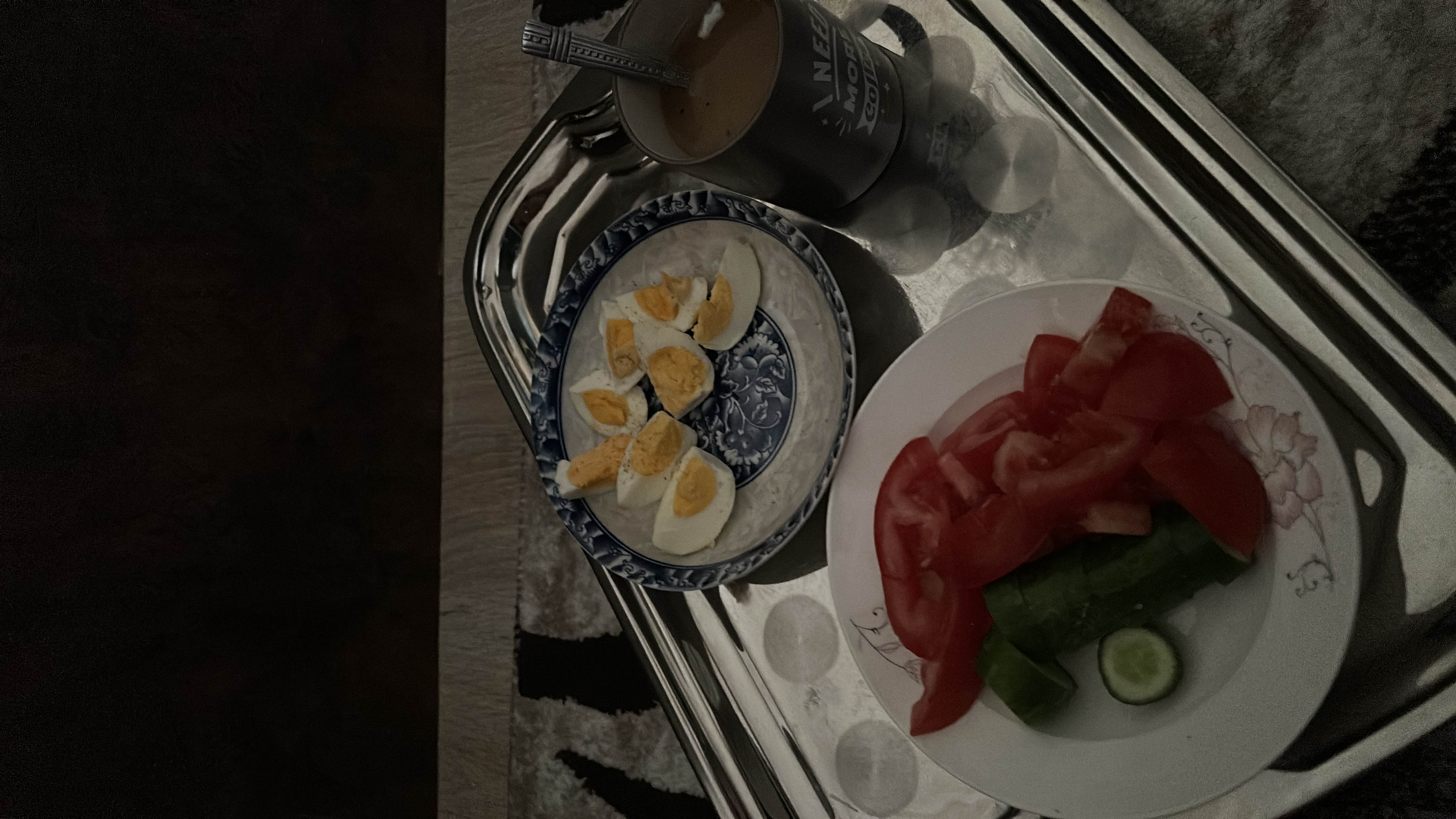 Завтрак с яйцами и овощами