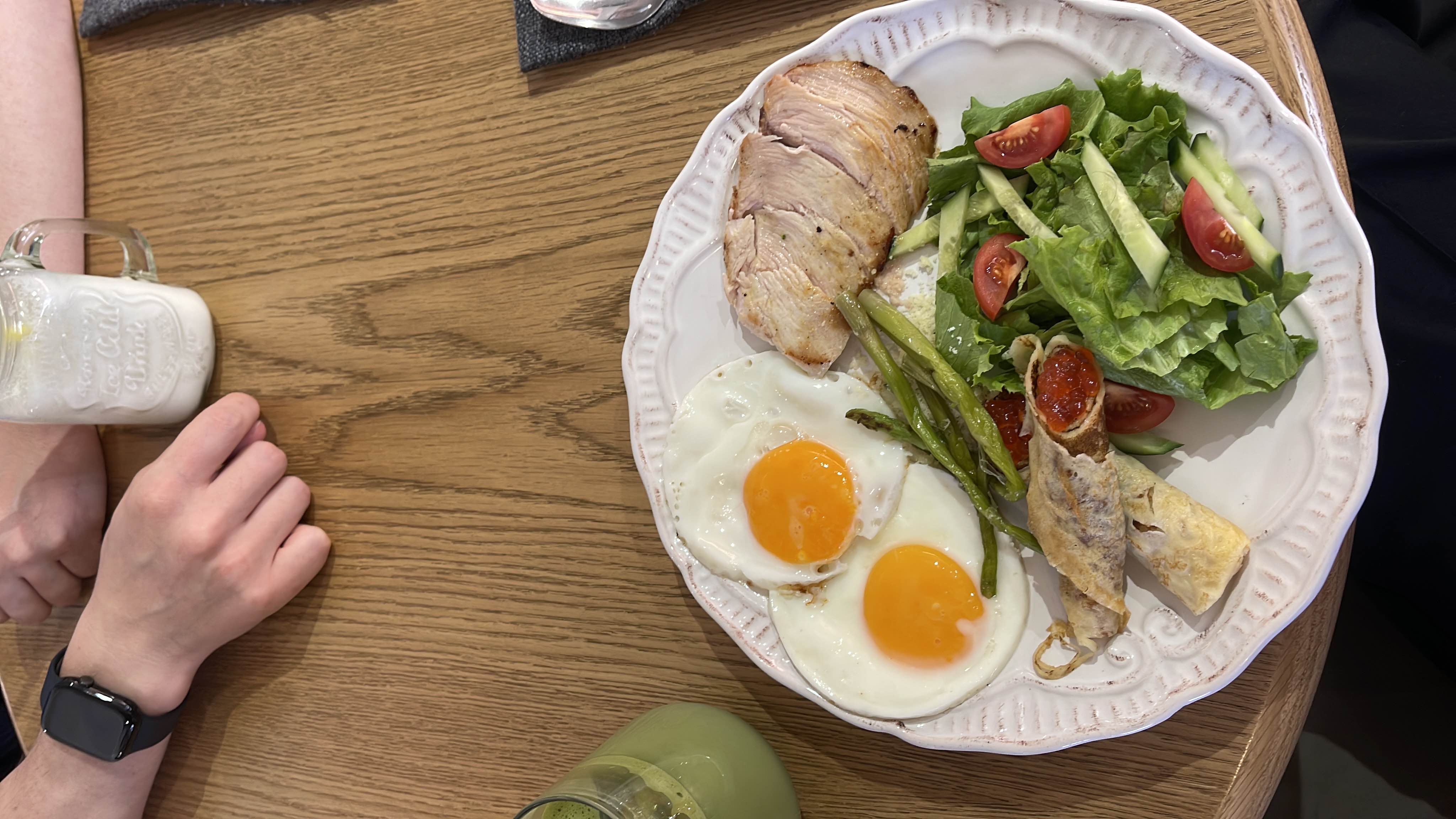 Завтрак с яйцами и курицей