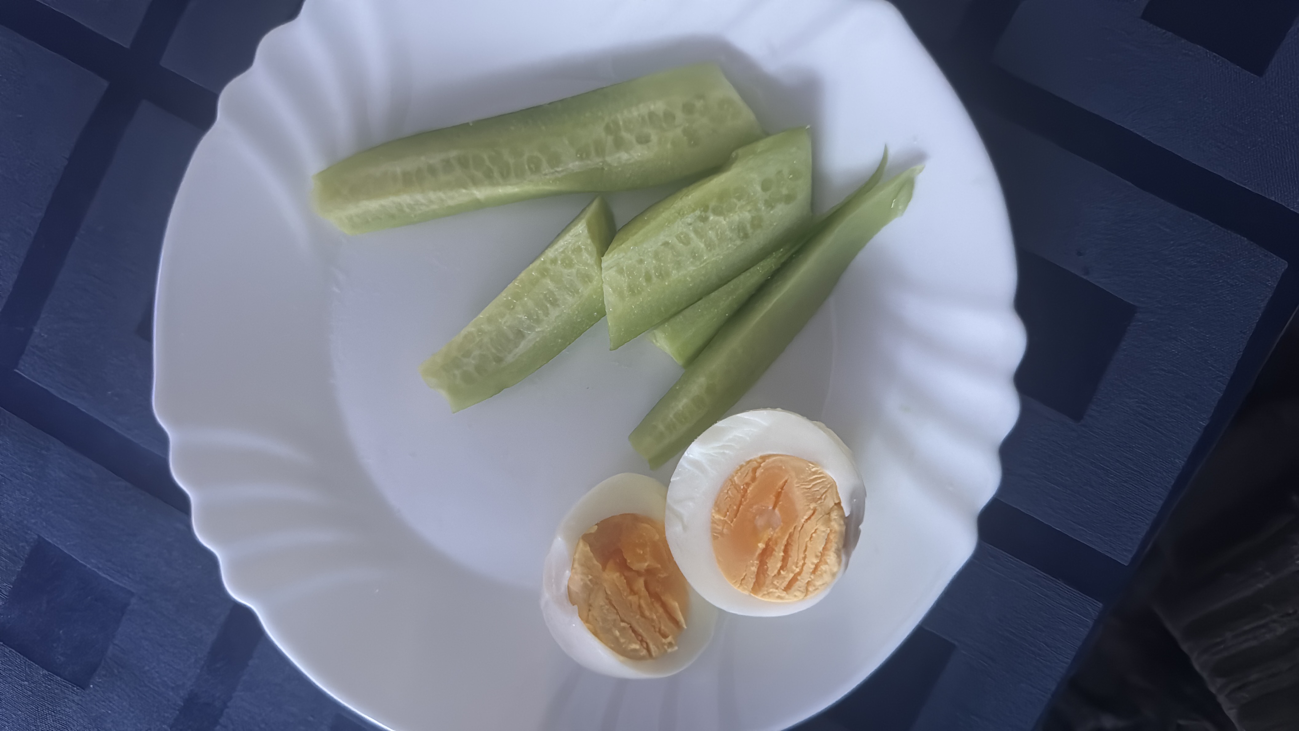 Варени яйца с краставица