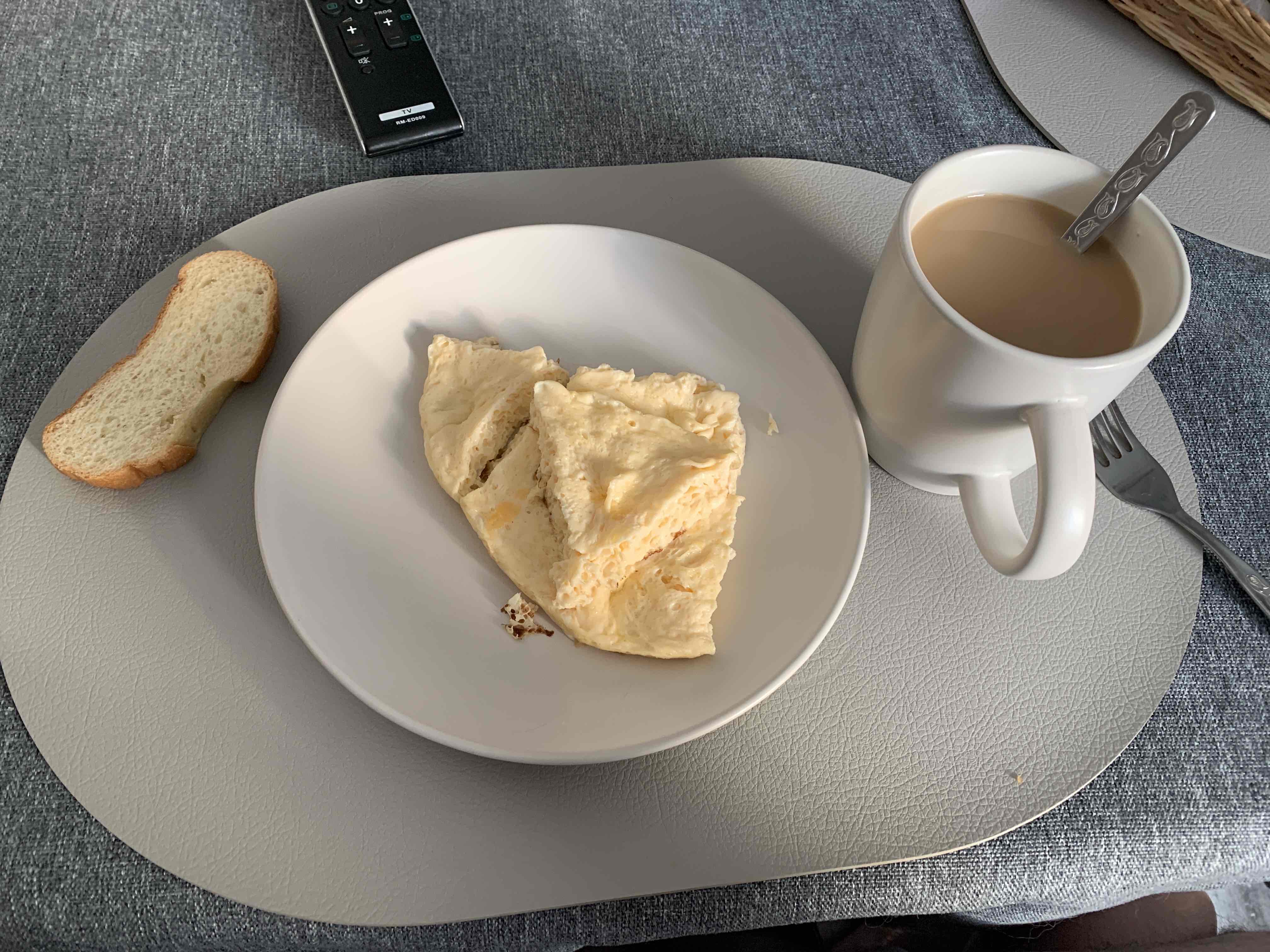 Омлет с хлебом и кофе