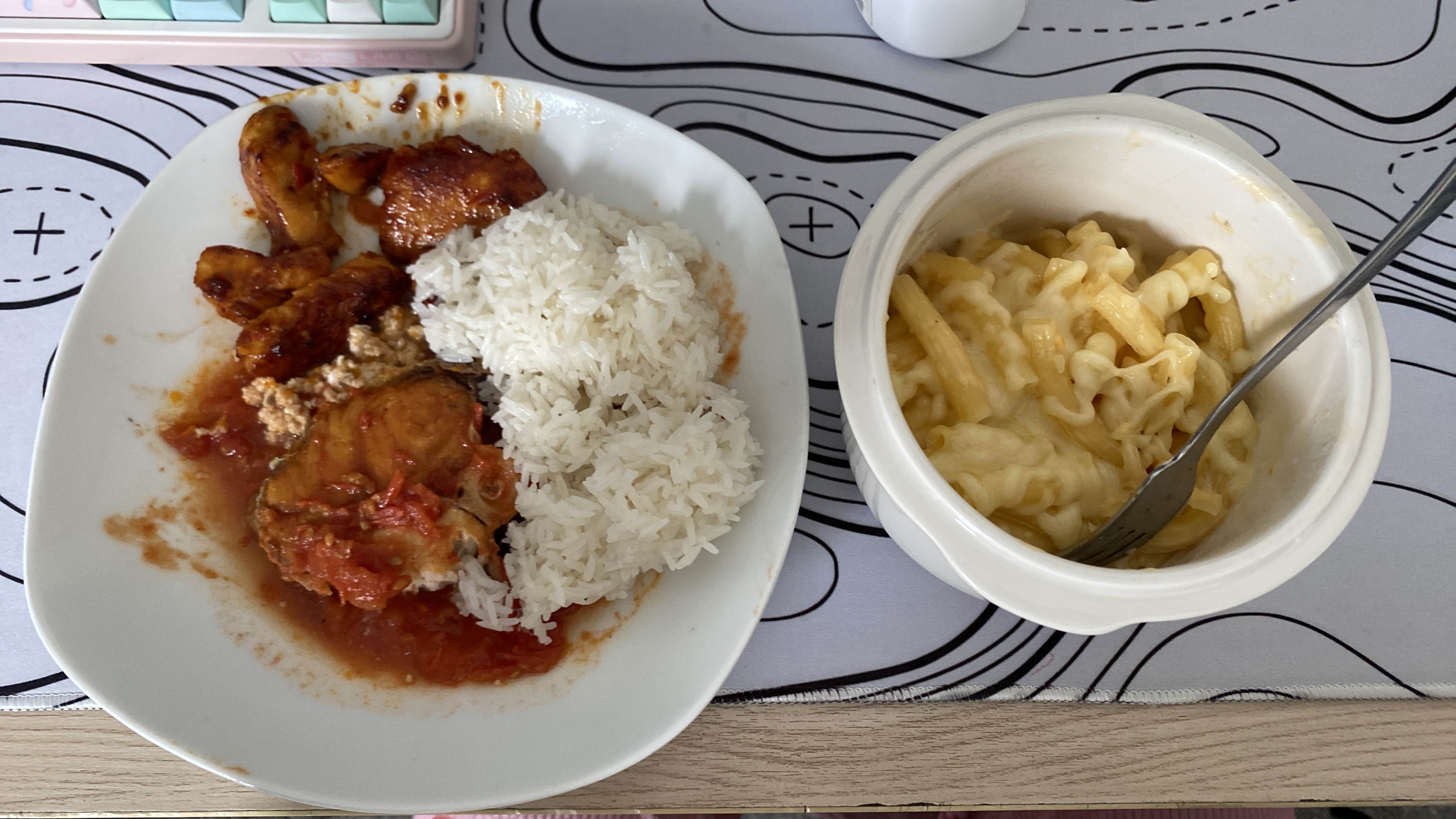 Cơm cá sốt cà và mì phô mai