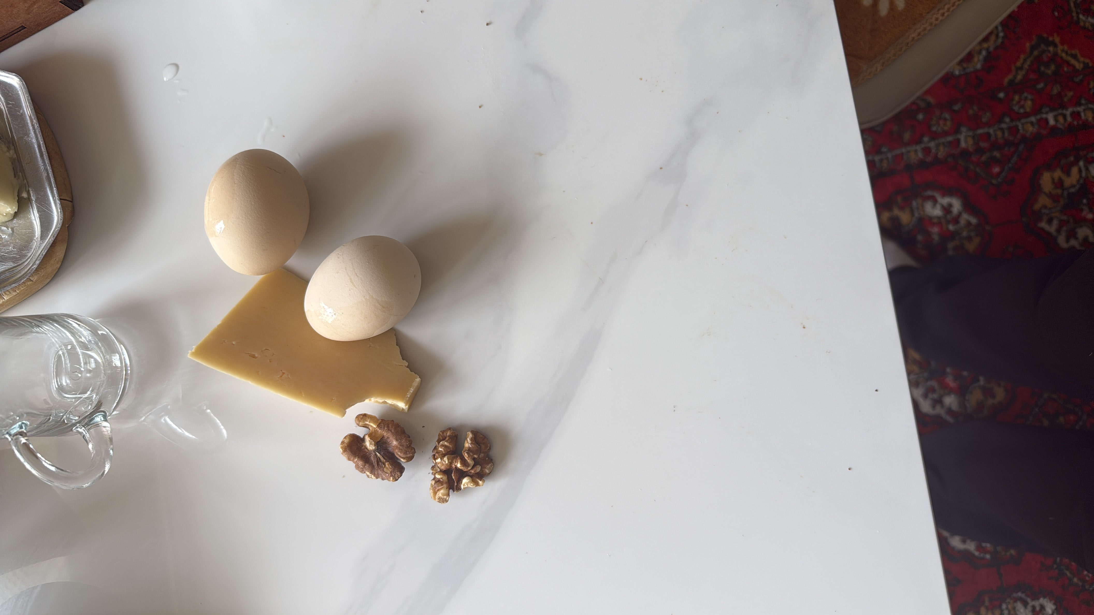 Яйца с сыром и орехами