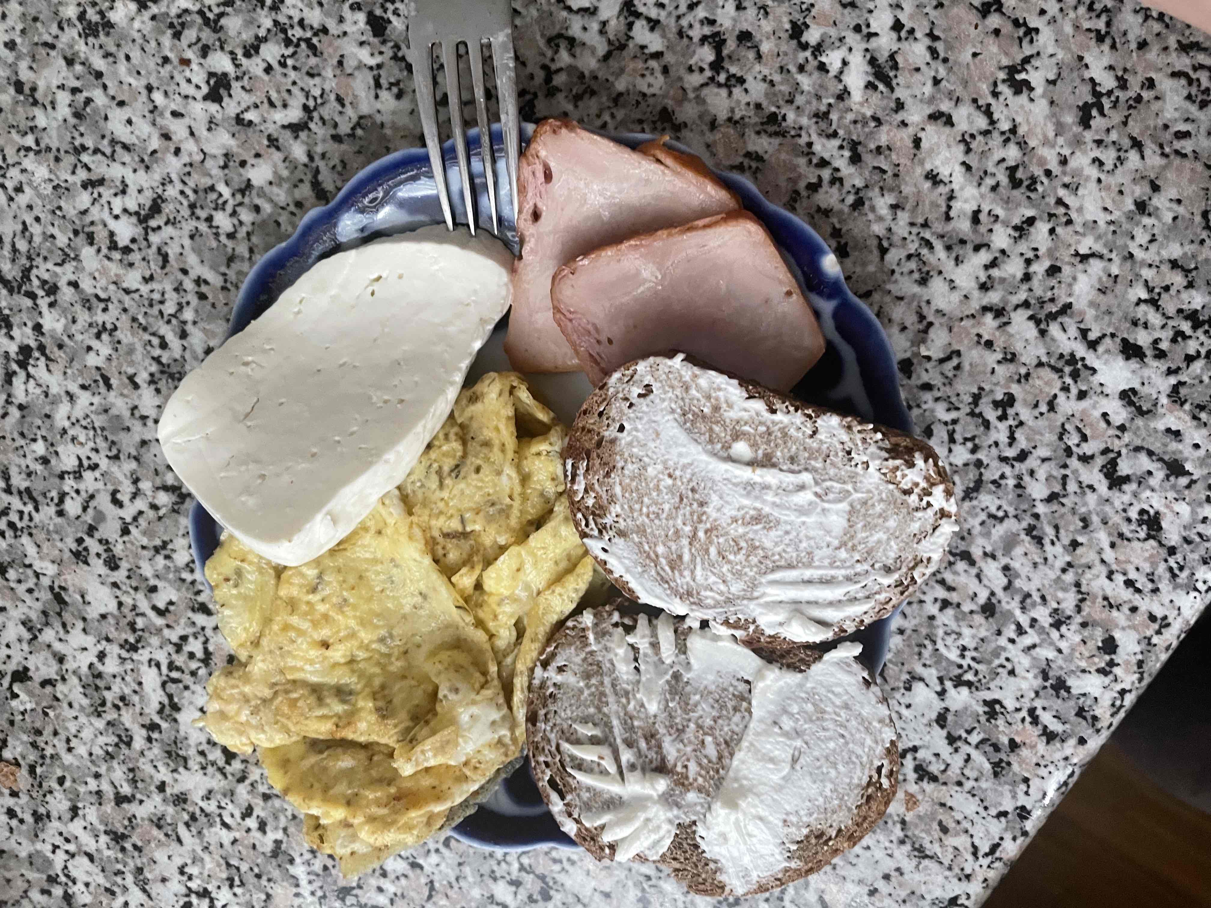 Завтрак с яйцами и сыром