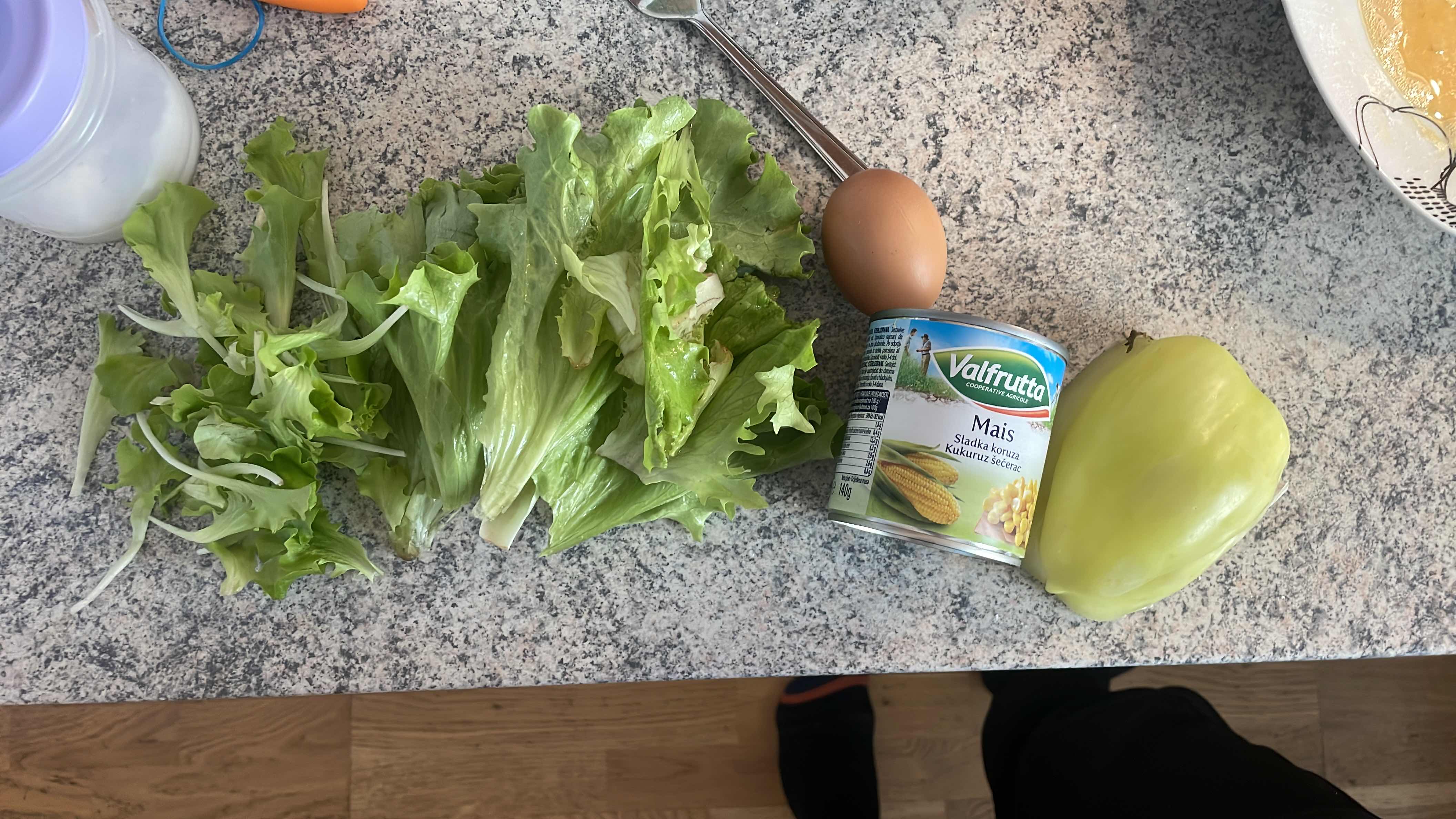 Zelena solata s koruzo