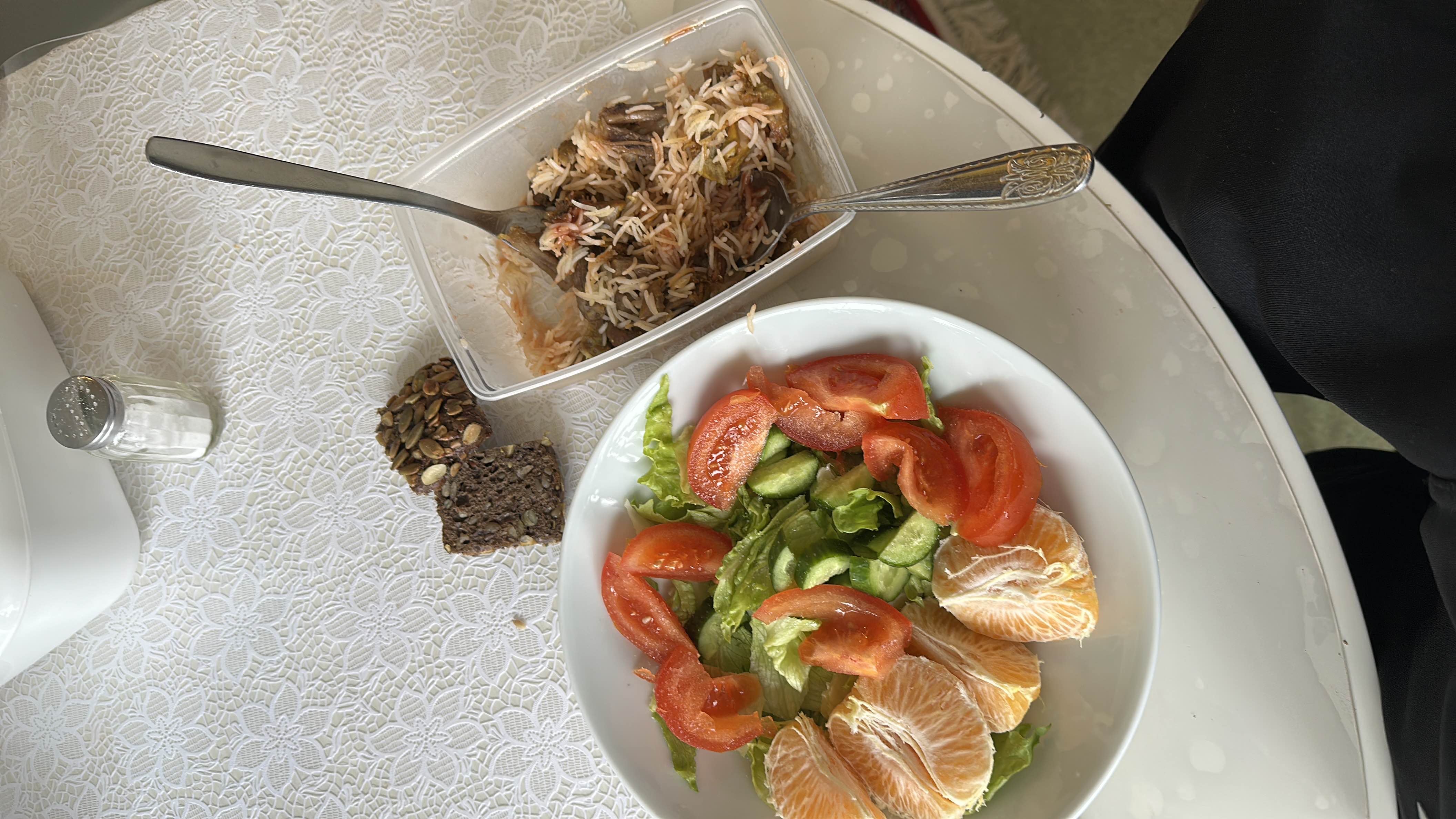 Ris och sallad med bröd