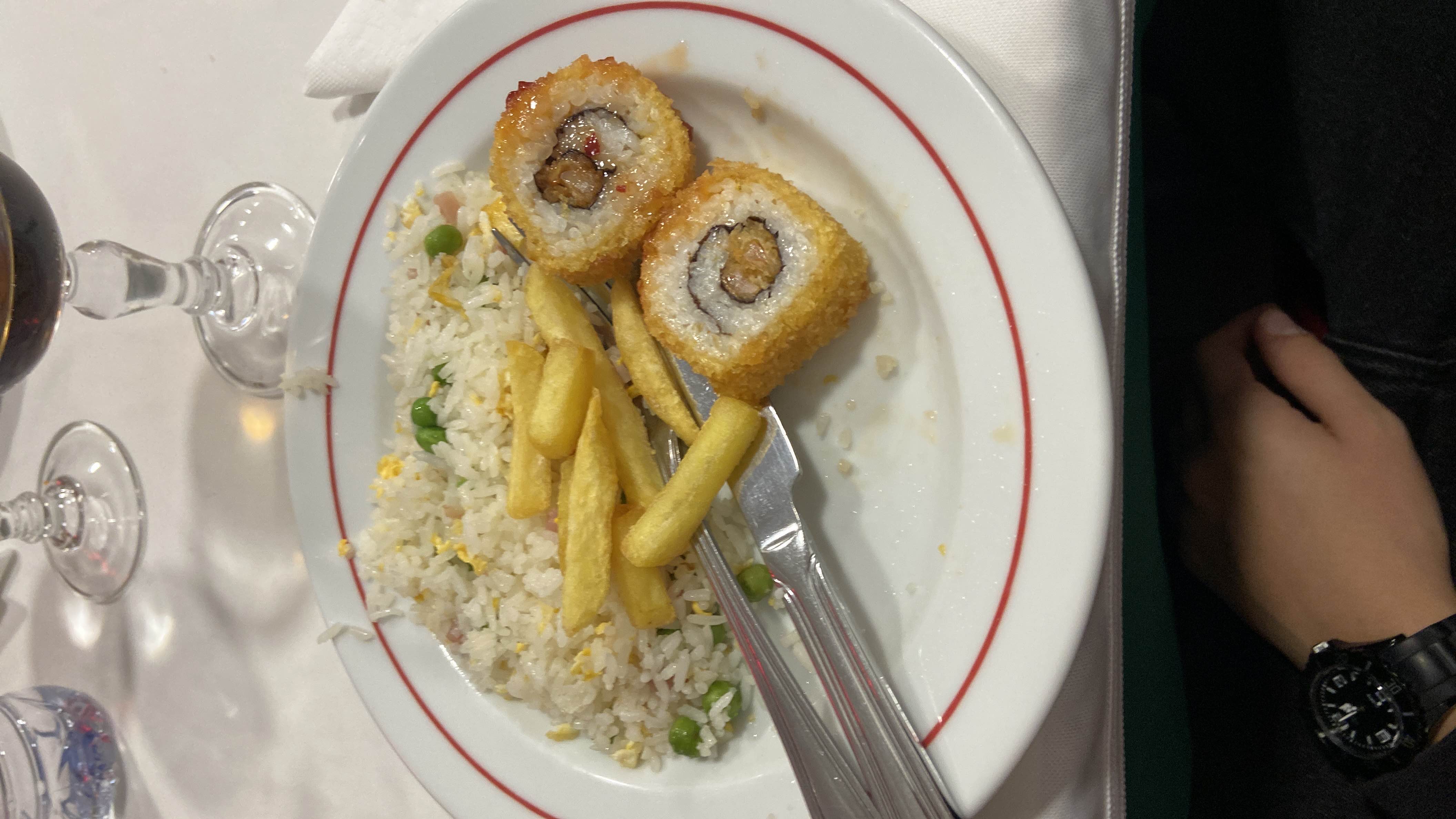 Arroz frito com sushi