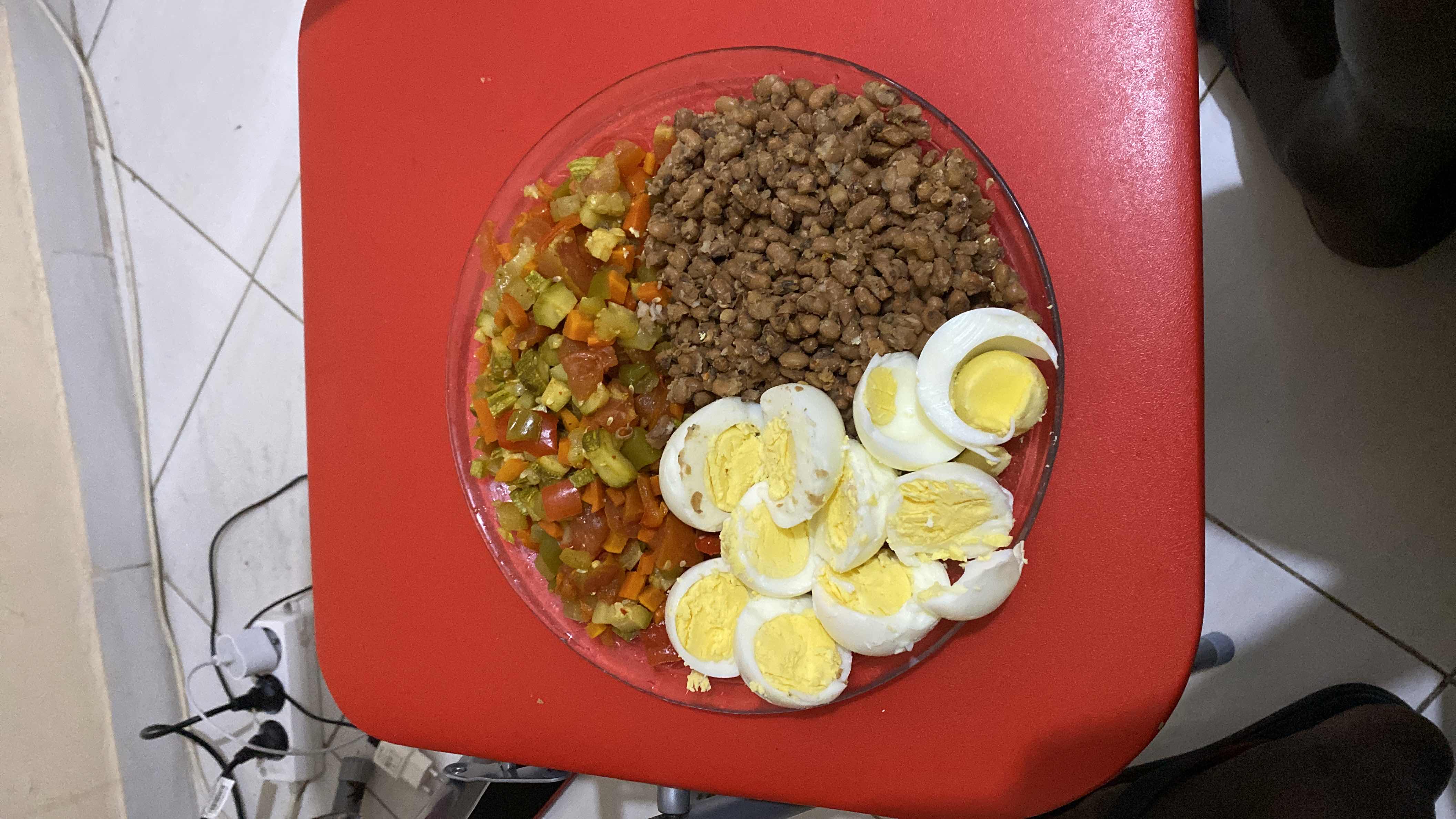 Salade de légumes et œufs