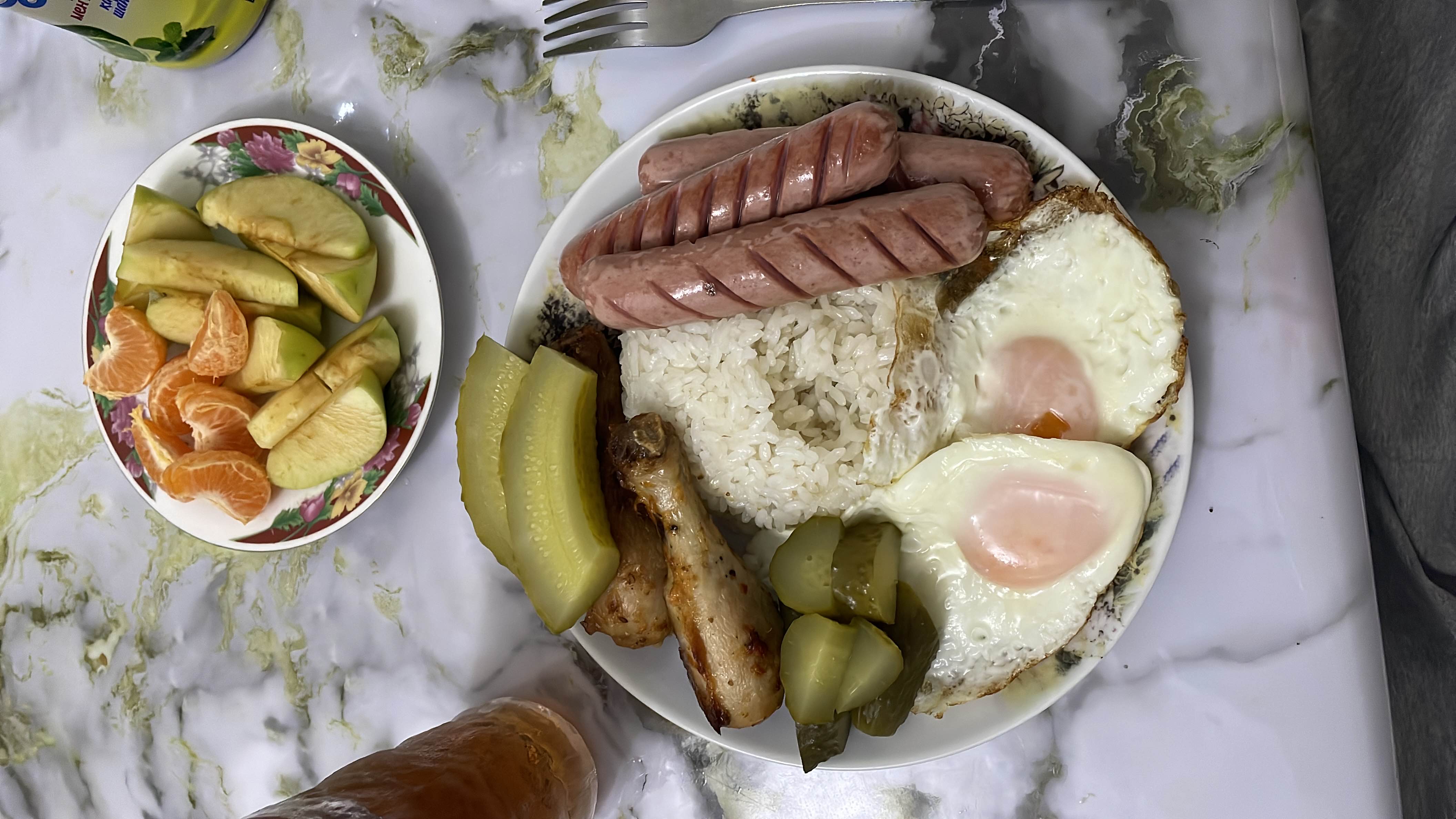 Завтрак с яйцами и сосисками