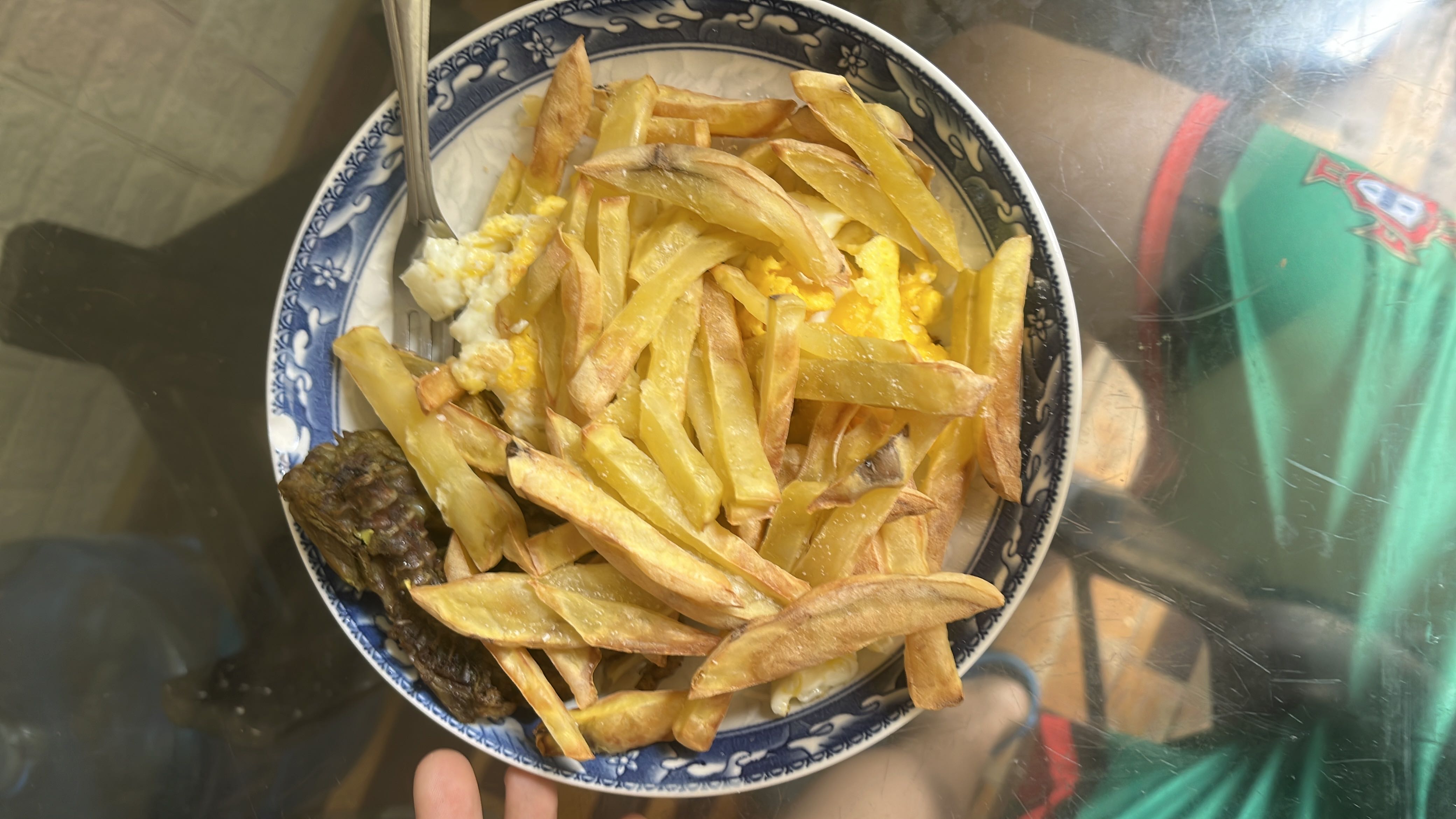 Papas fritas con huevo