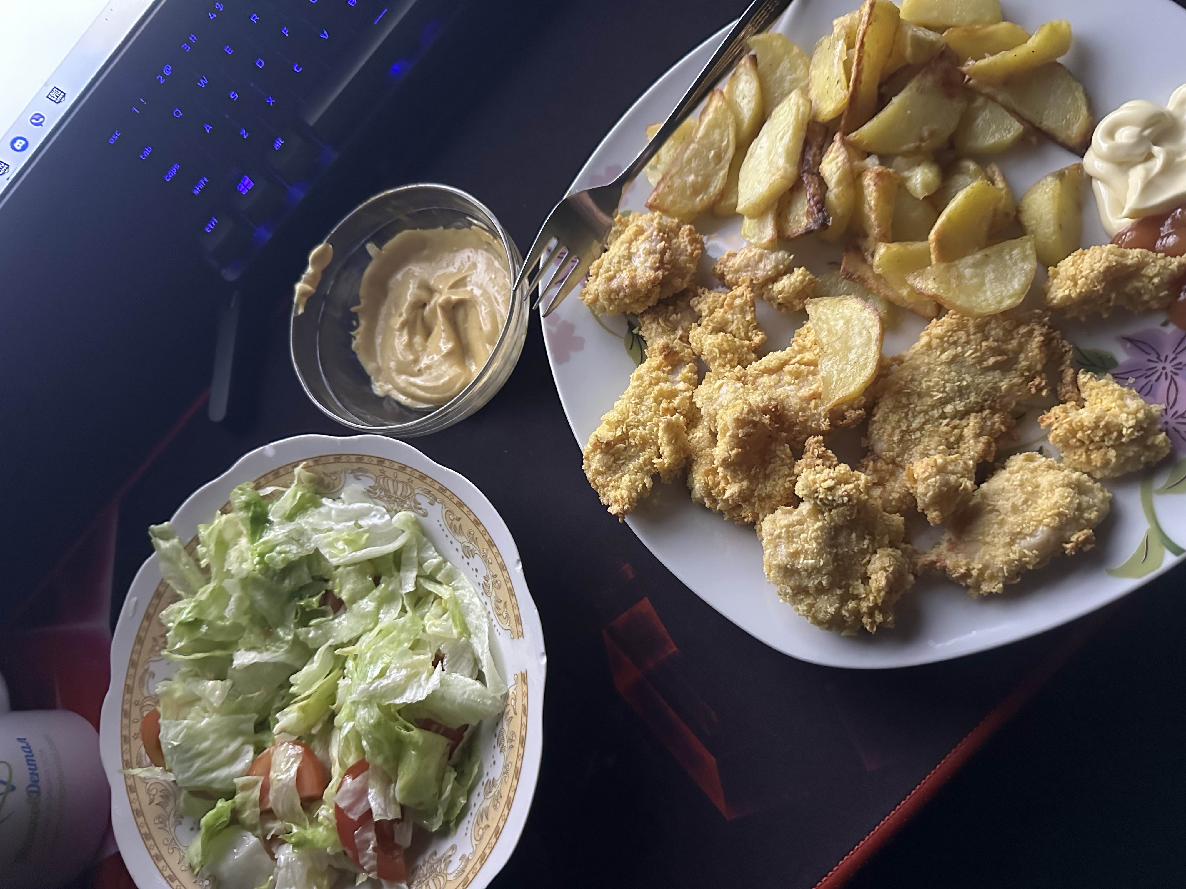 Панирано пиле с картофи