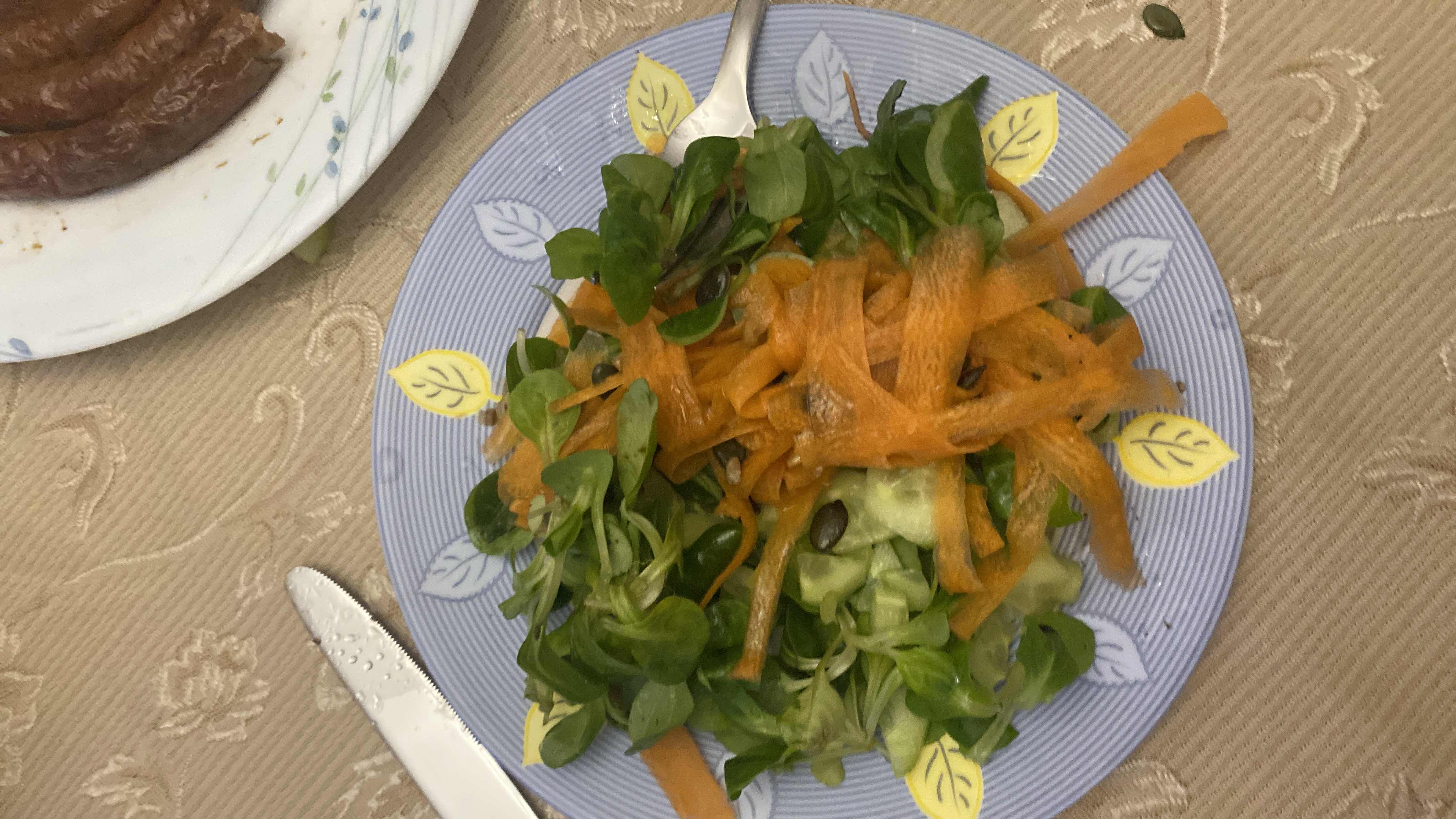 Зелена салата с моркови