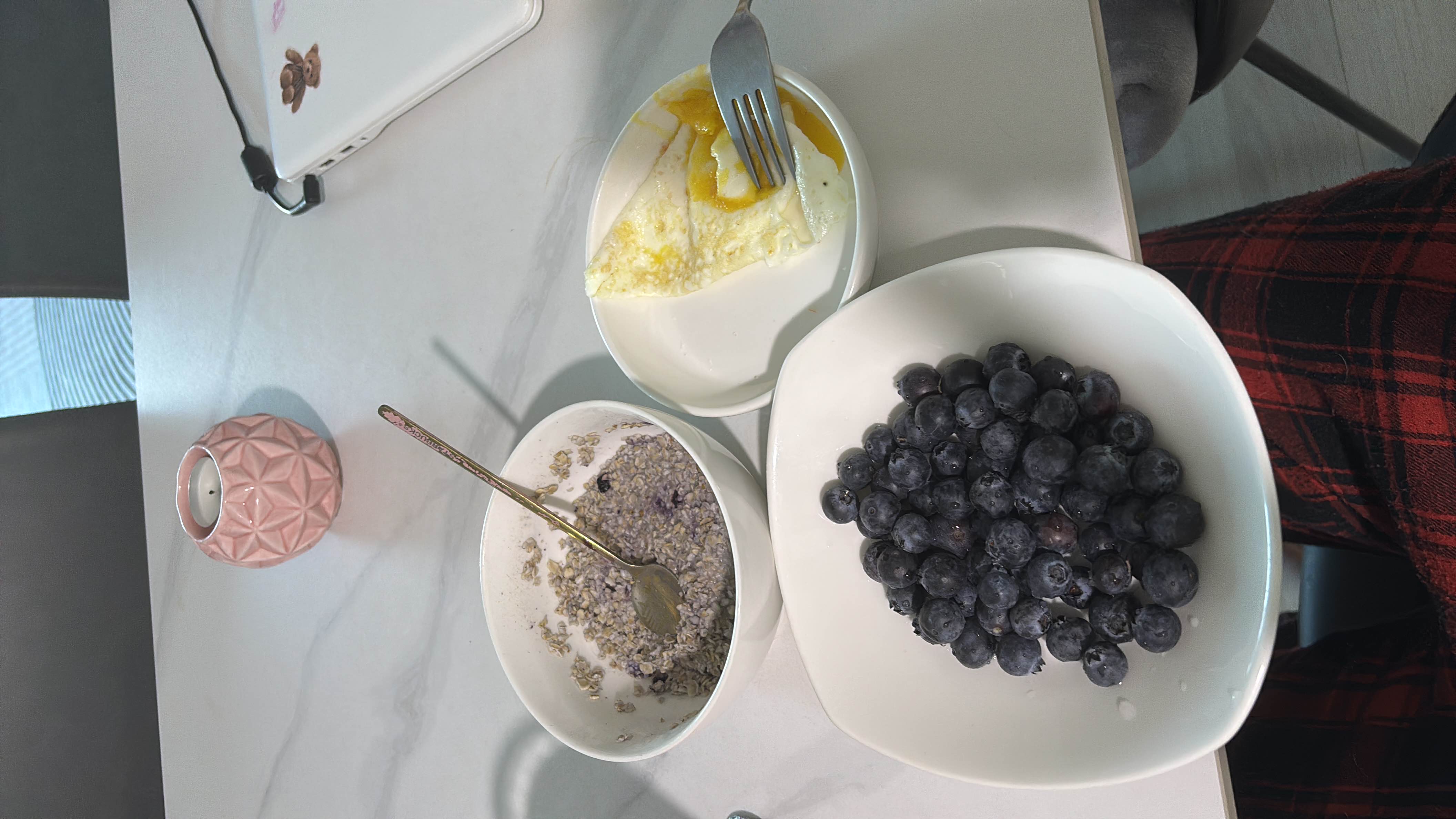 Oatmeal with Eggs and Berries