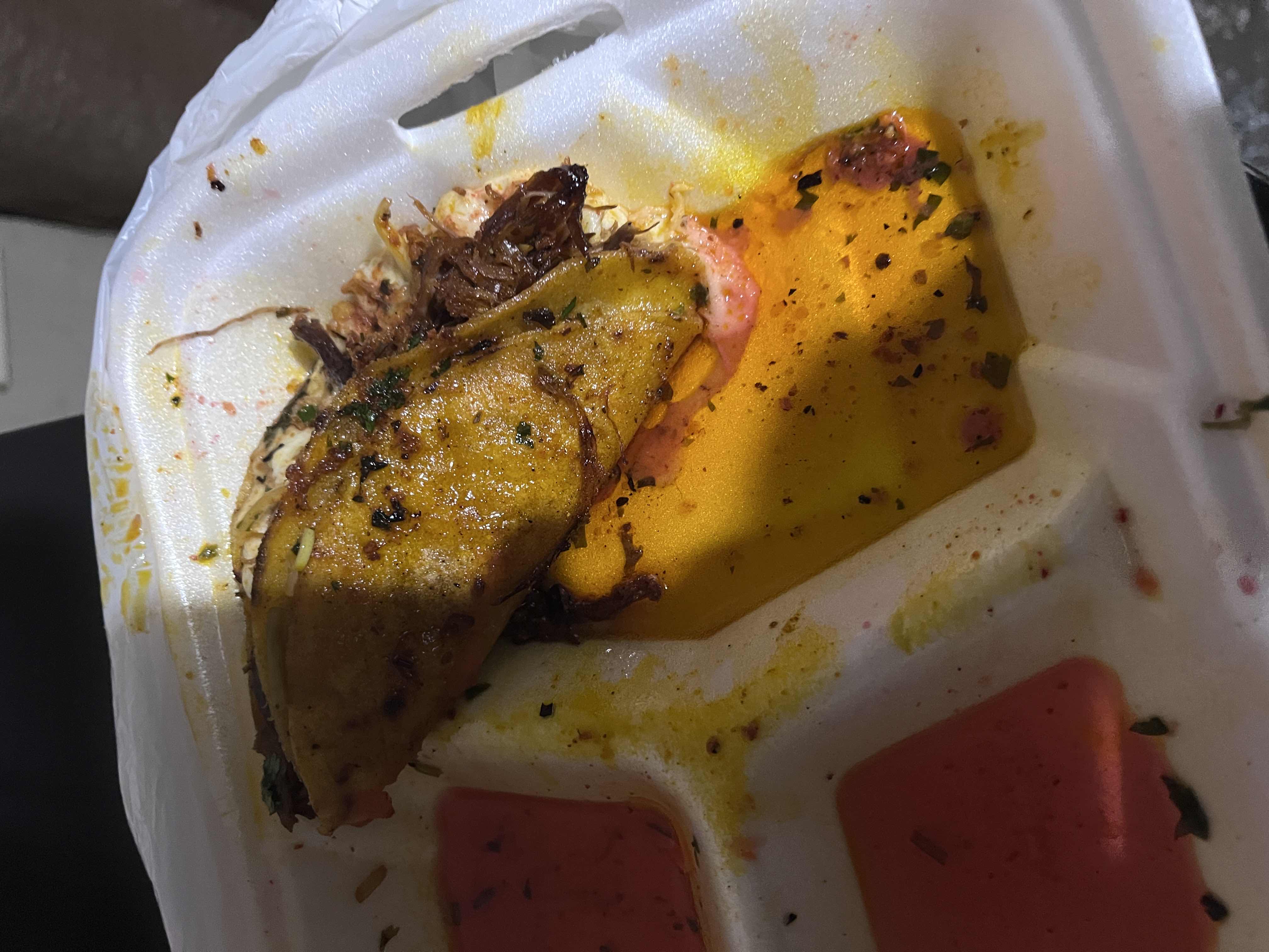 Taco con carne y salsa