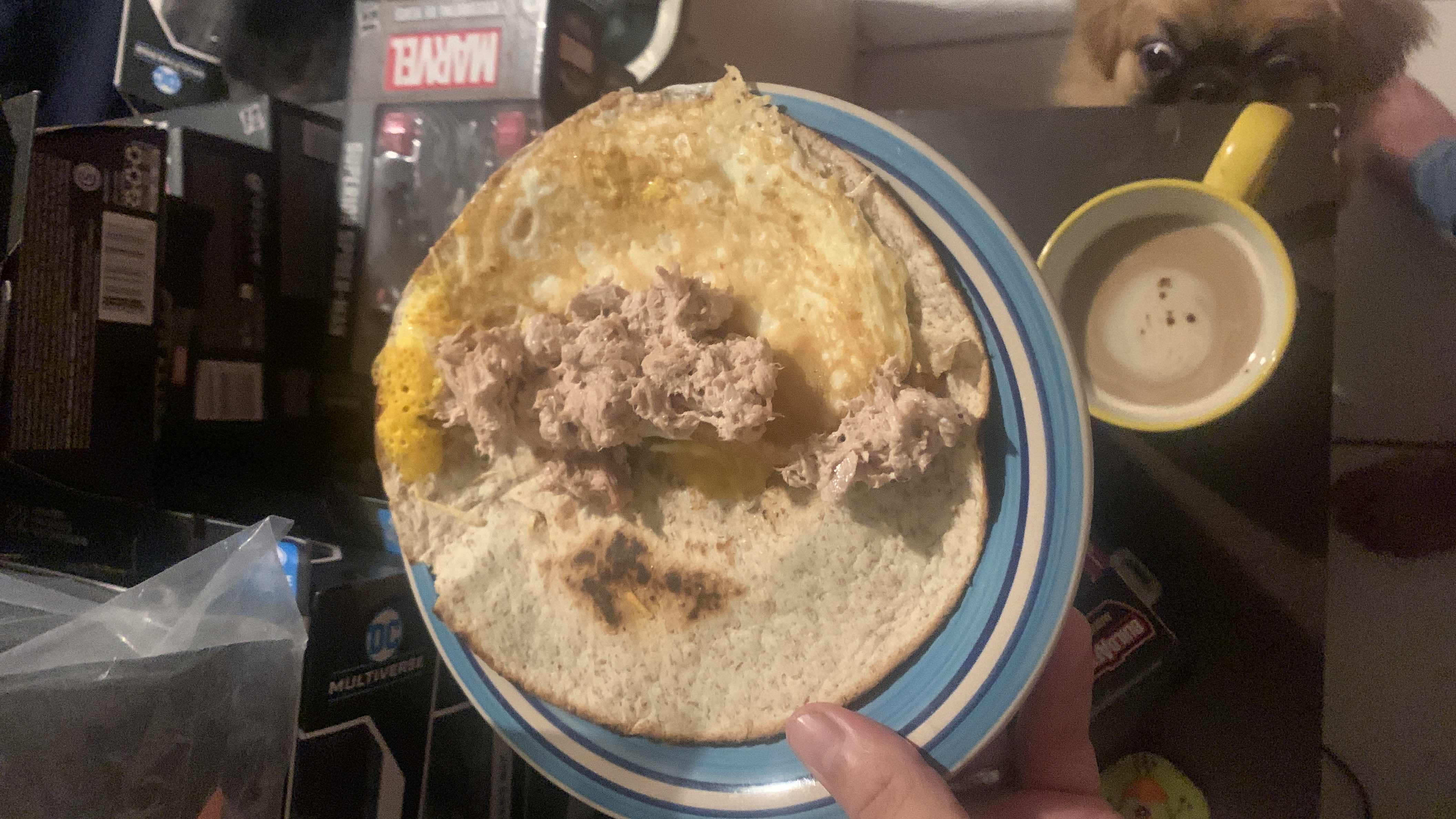 Taco de atún con huevo