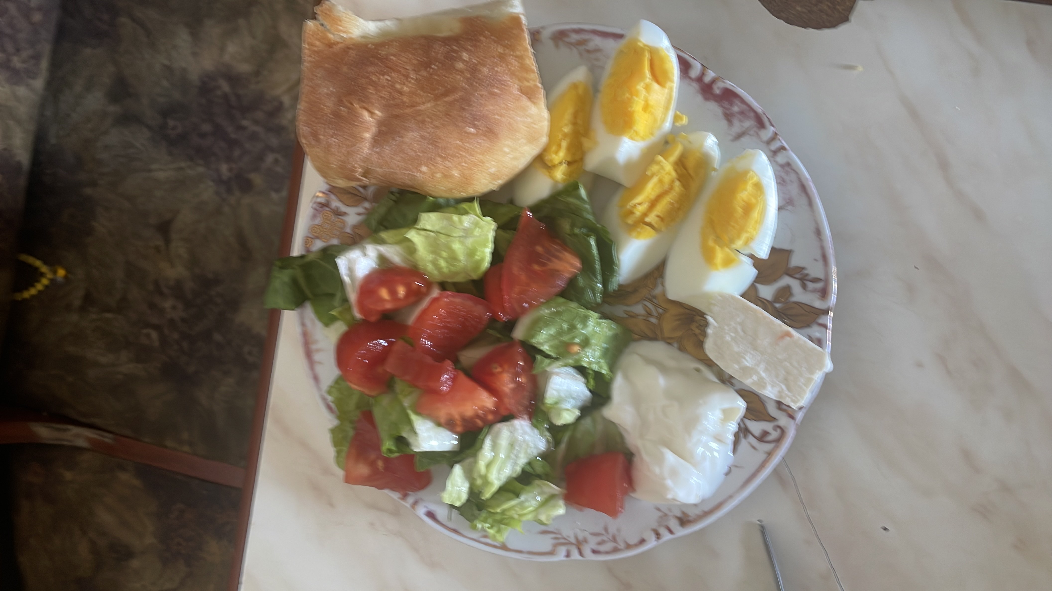 Завтрак с яйцами и салатом