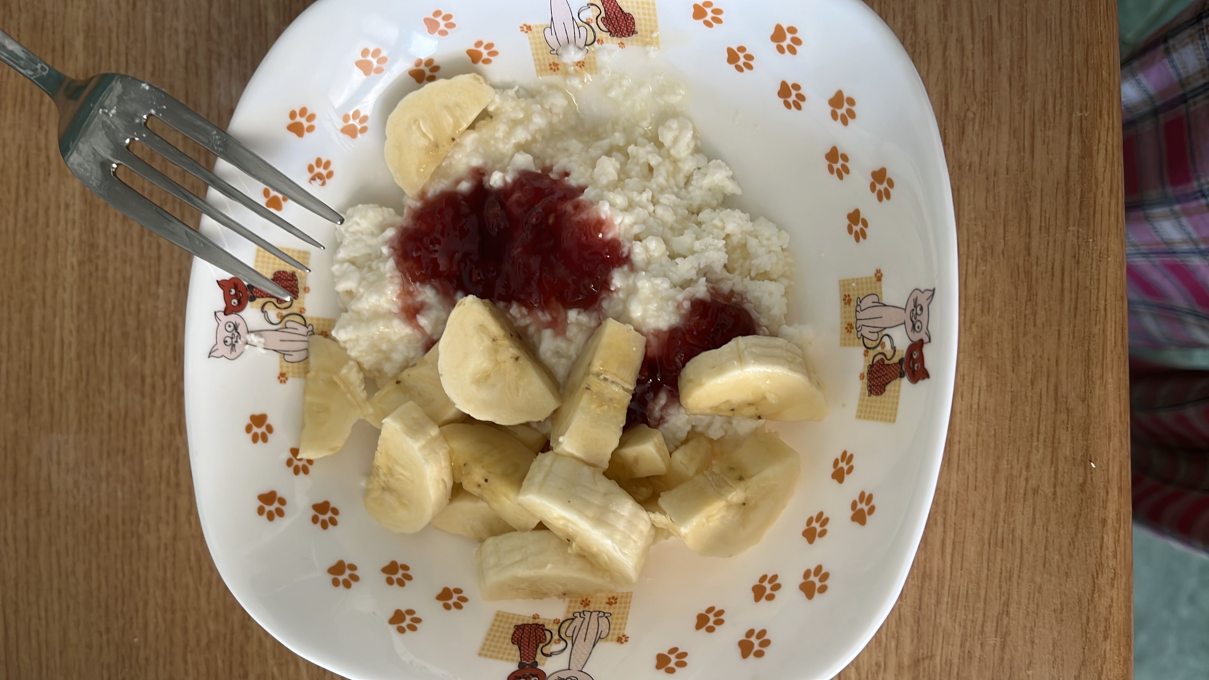 Творог с бананом и вареньем