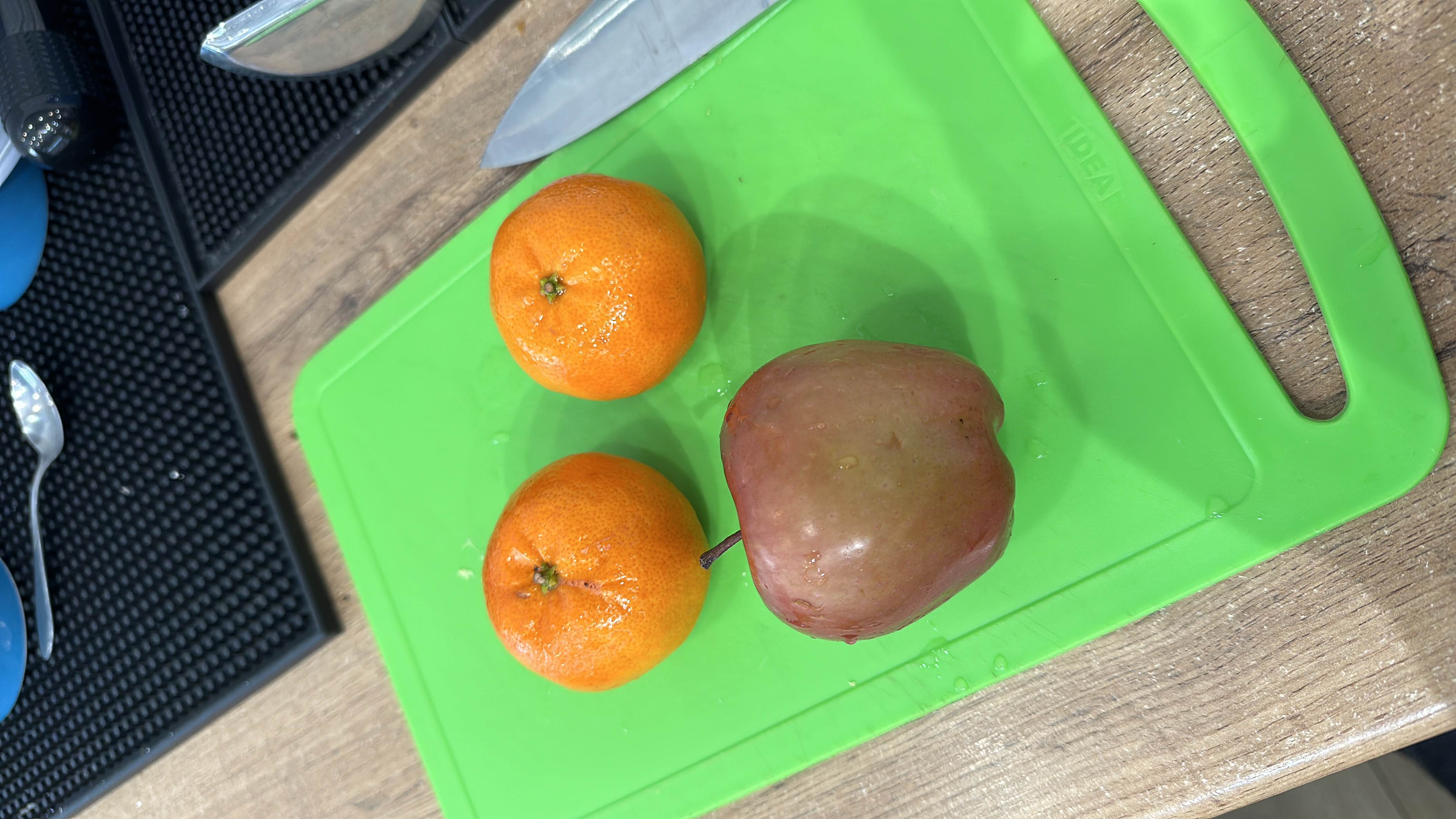 Фрукты на разделочной доске