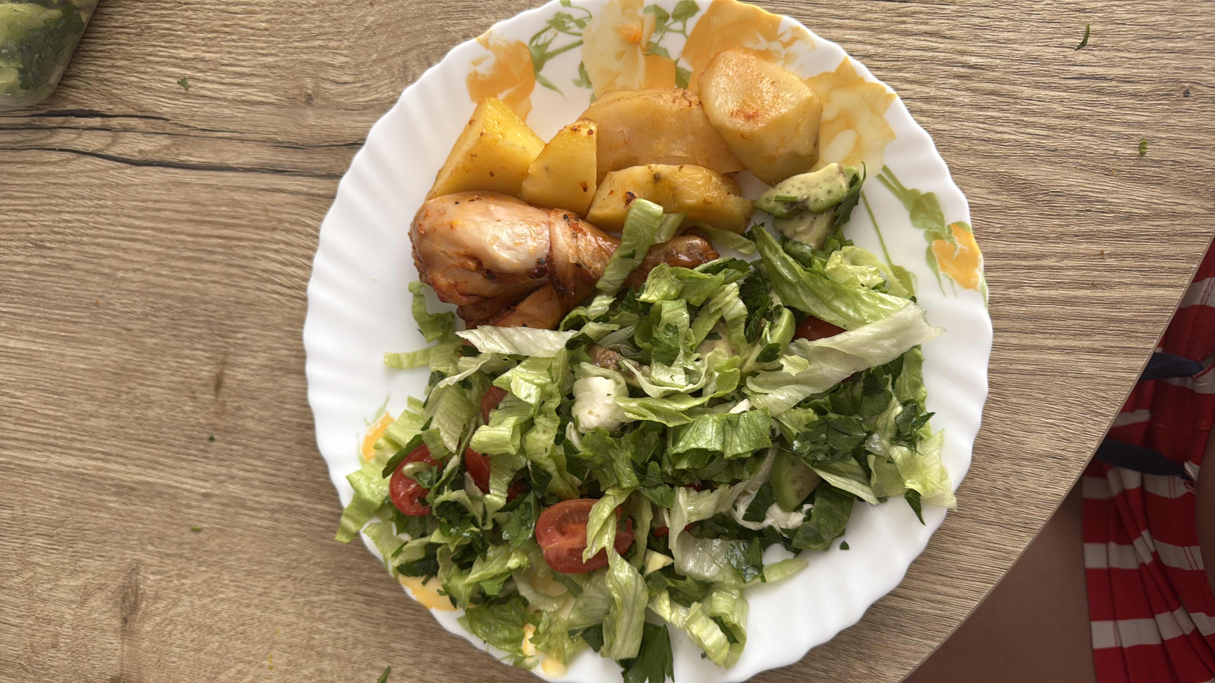 Курица с картофелем и салатом