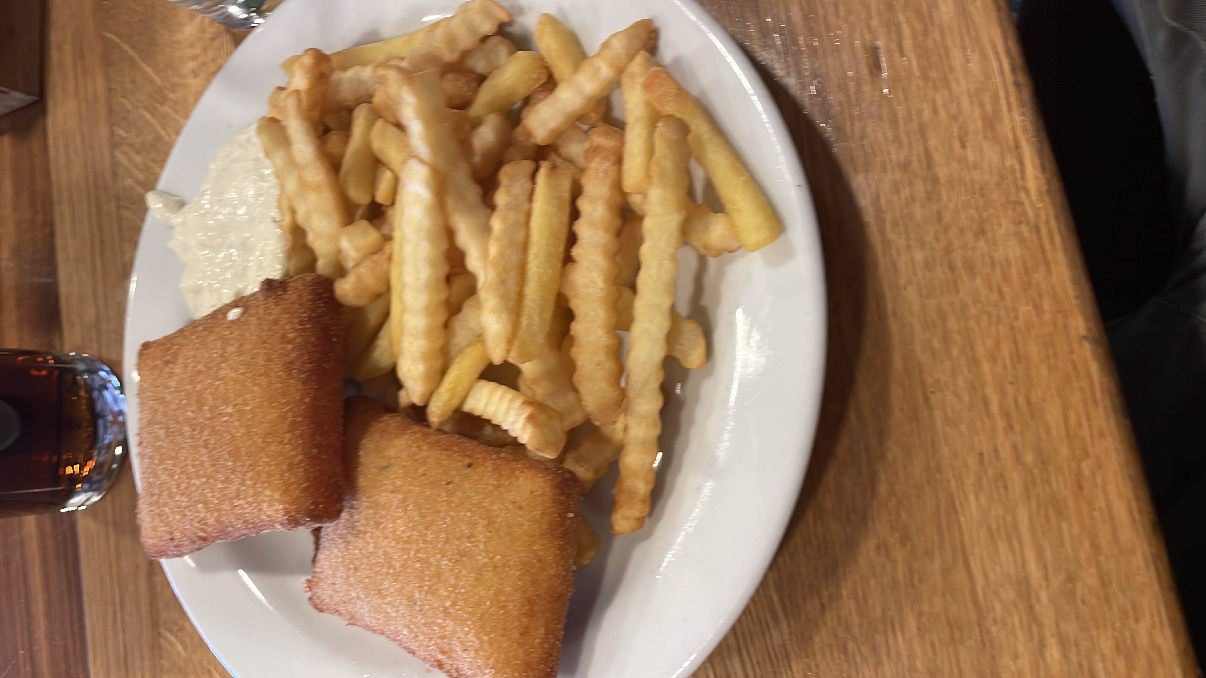 Ocvrti sir s krompirčkom